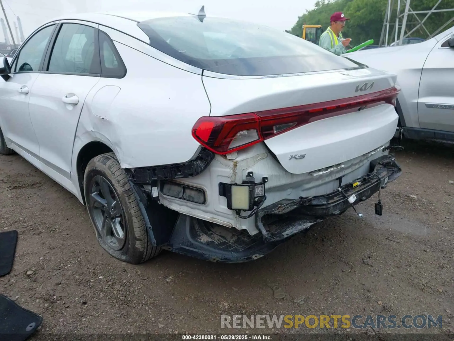 6 Photograph of a damaged car 5XXG14J22NG131276 KIA K5 2022