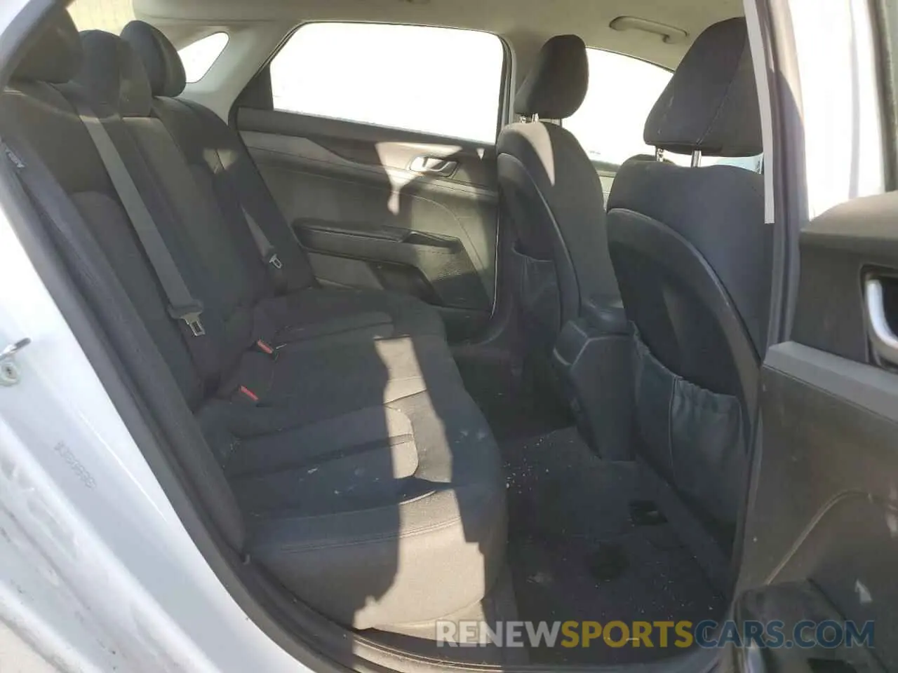 10 Photograph of a damaged car 5XXG14J23NG122019 KIA K5 2022
