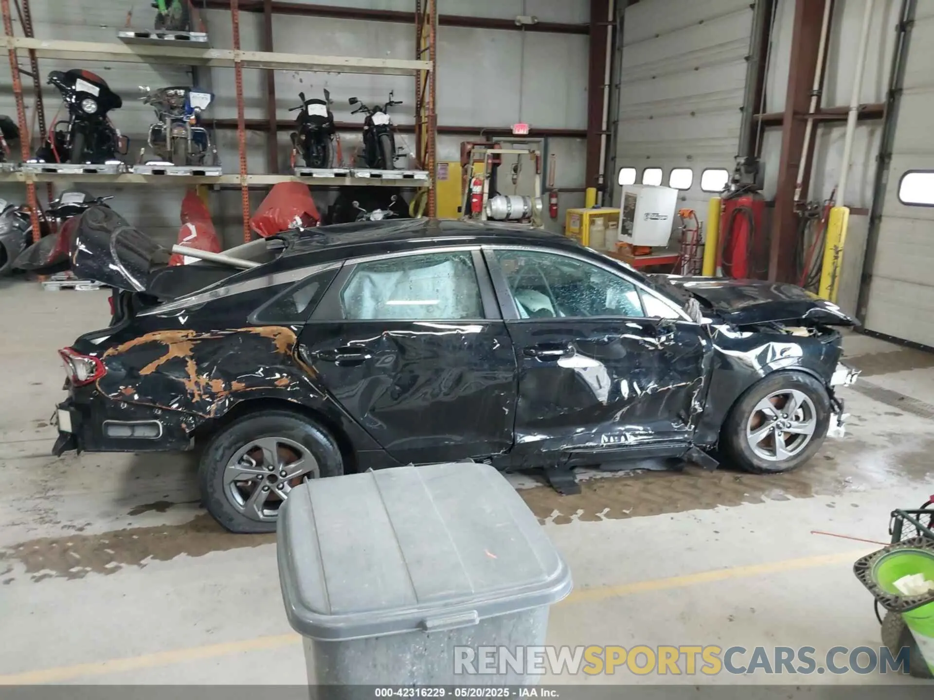 12 Photograph of a damaged car 5XXG14J23NG149916 KIA K5 2022