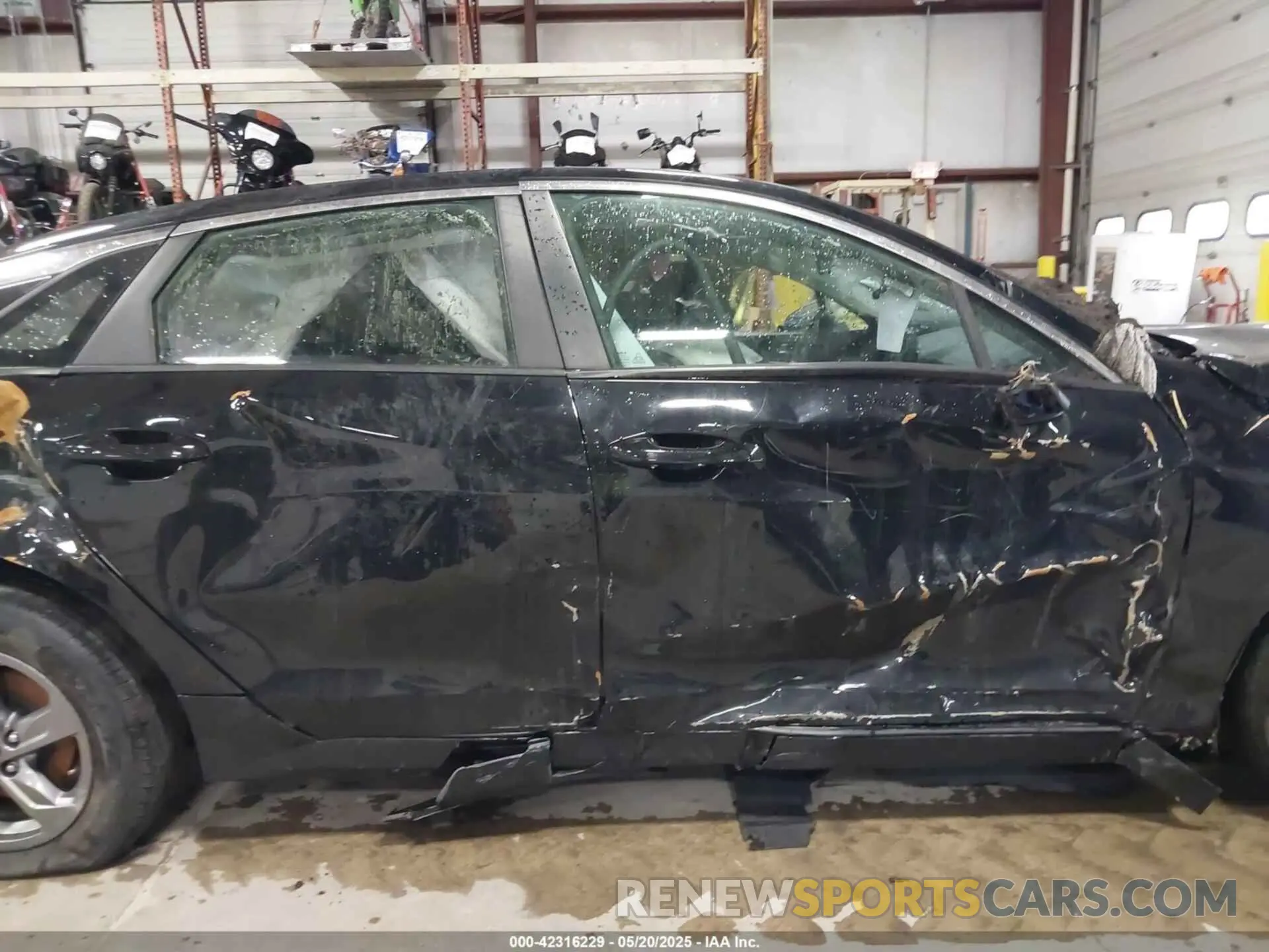 17 Photograph of a damaged car 5XXG14J23NG149916 KIA K5 2022