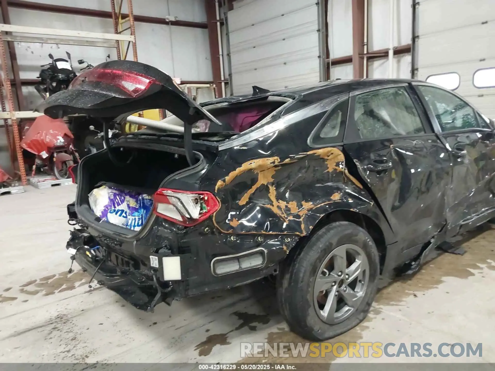 18 Photograph of a damaged car 5XXG14J23NG149916 KIA K5 2022