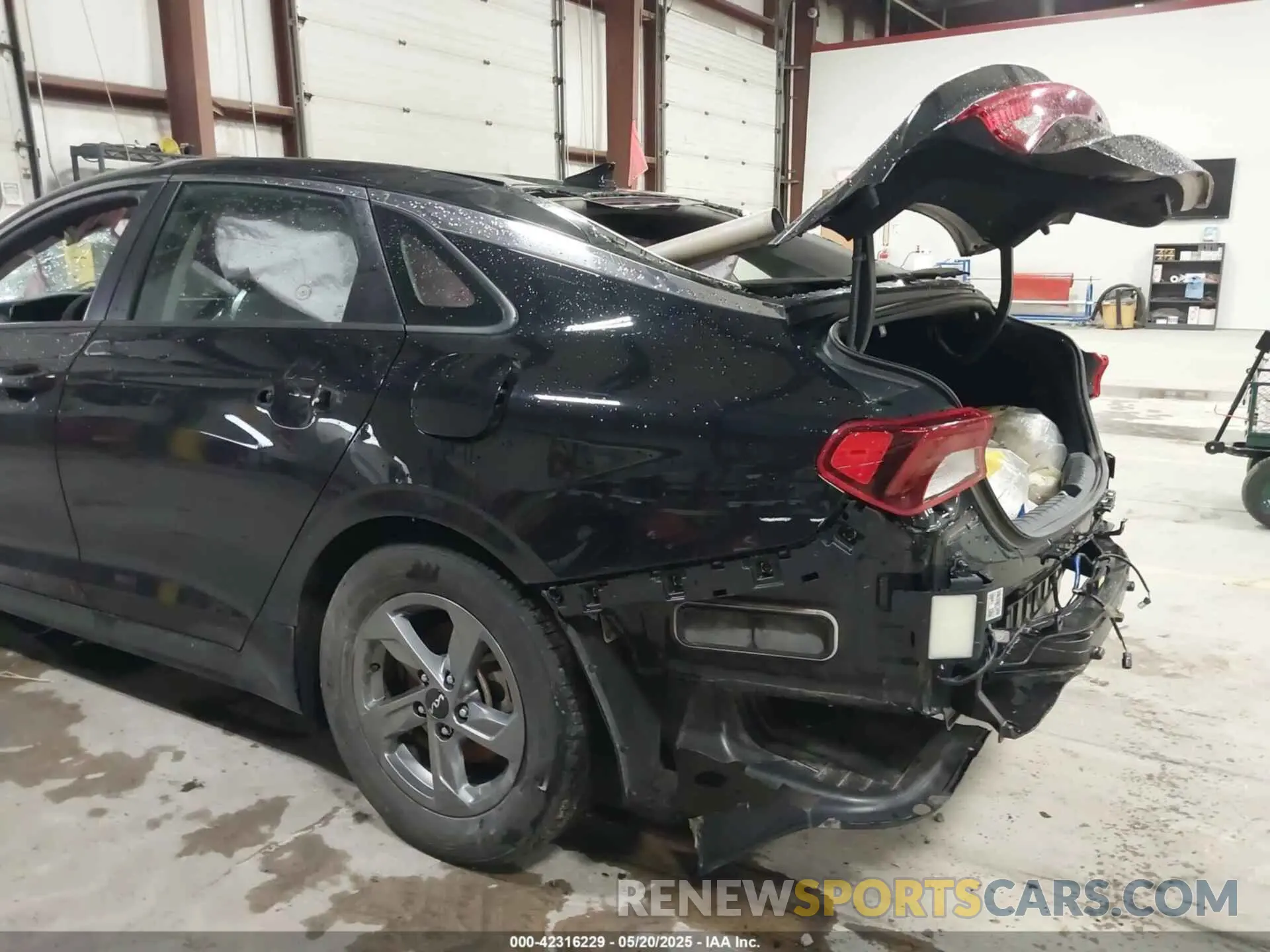 19 Photograph of a damaged car 5XXG14J23NG149916 KIA K5 2022
