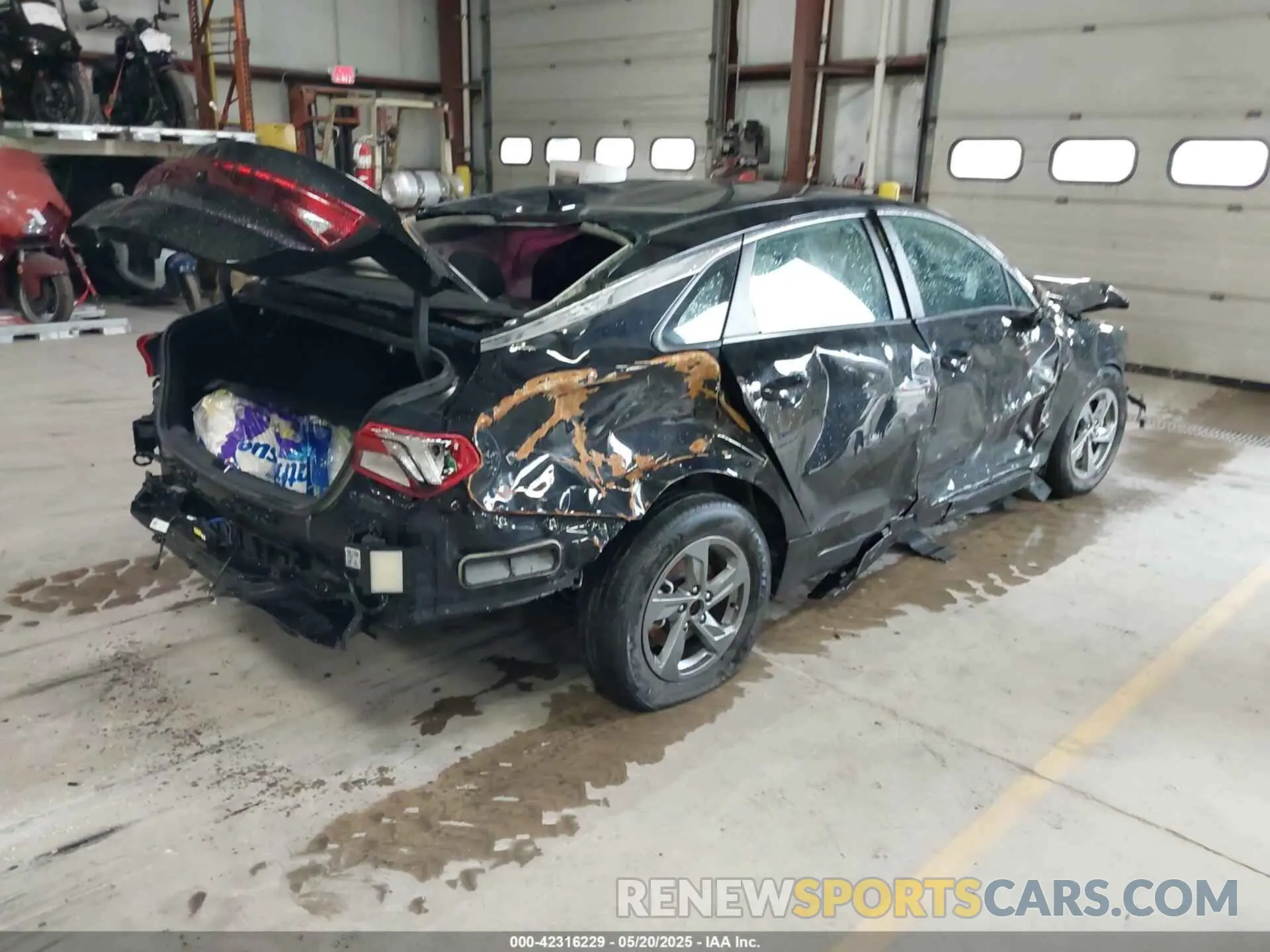 4 Photograph of a damaged car 5XXG14J23NG149916 KIA K5 2022