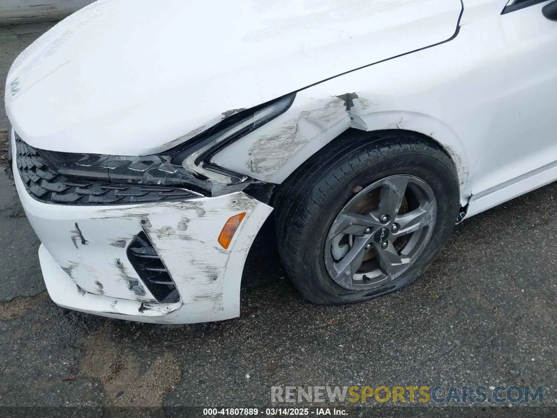 6 Photograph of a damaged car 5XXG14J23NG156915 KIA K5 2022