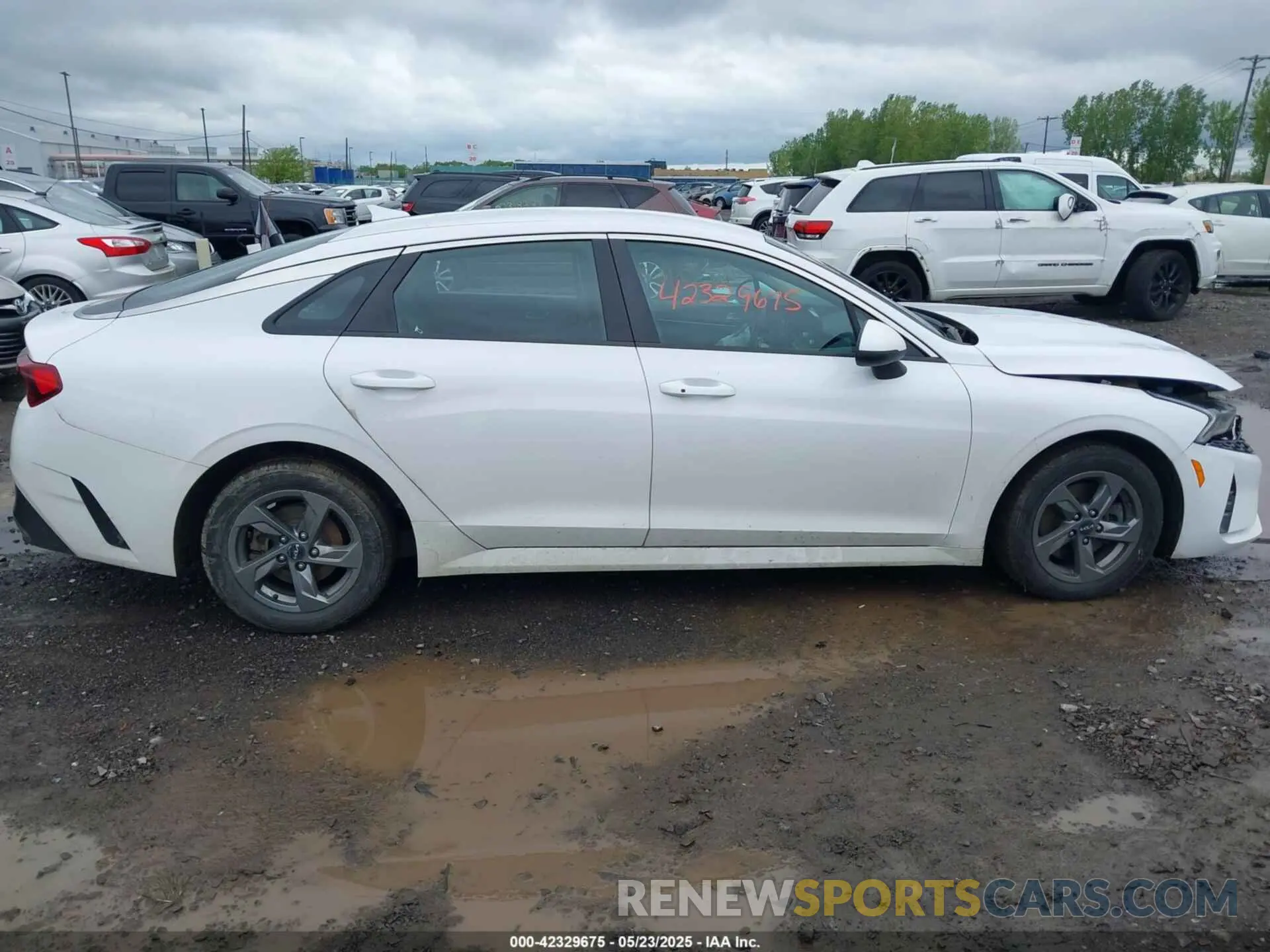 14 Photograph of a damaged car 5XXG14J24NG141596 KIA K5 2022