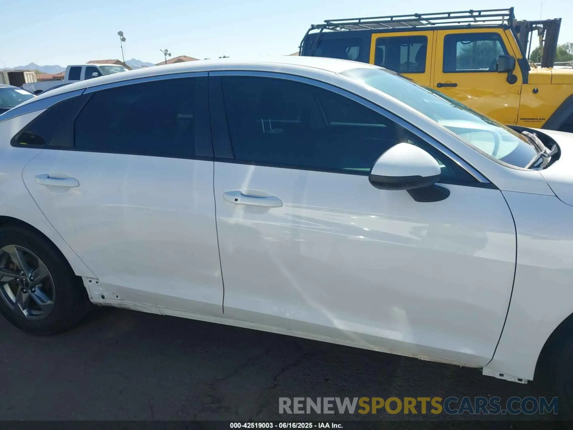 14 Photograph of a damaged car 5XXG14J25NG106176 KIA K5 2022