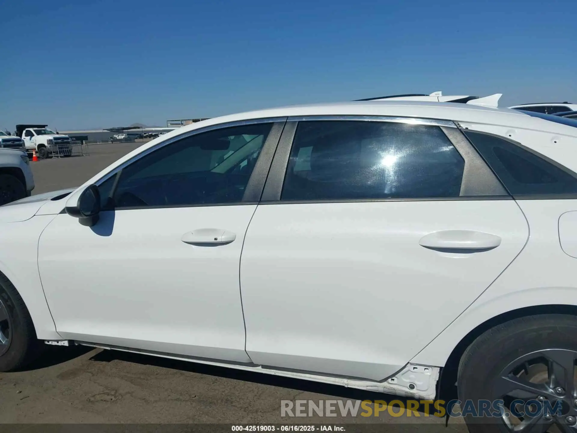 15 Photograph of a damaged car 5XXG14J25NG106176 KIA K5 2022