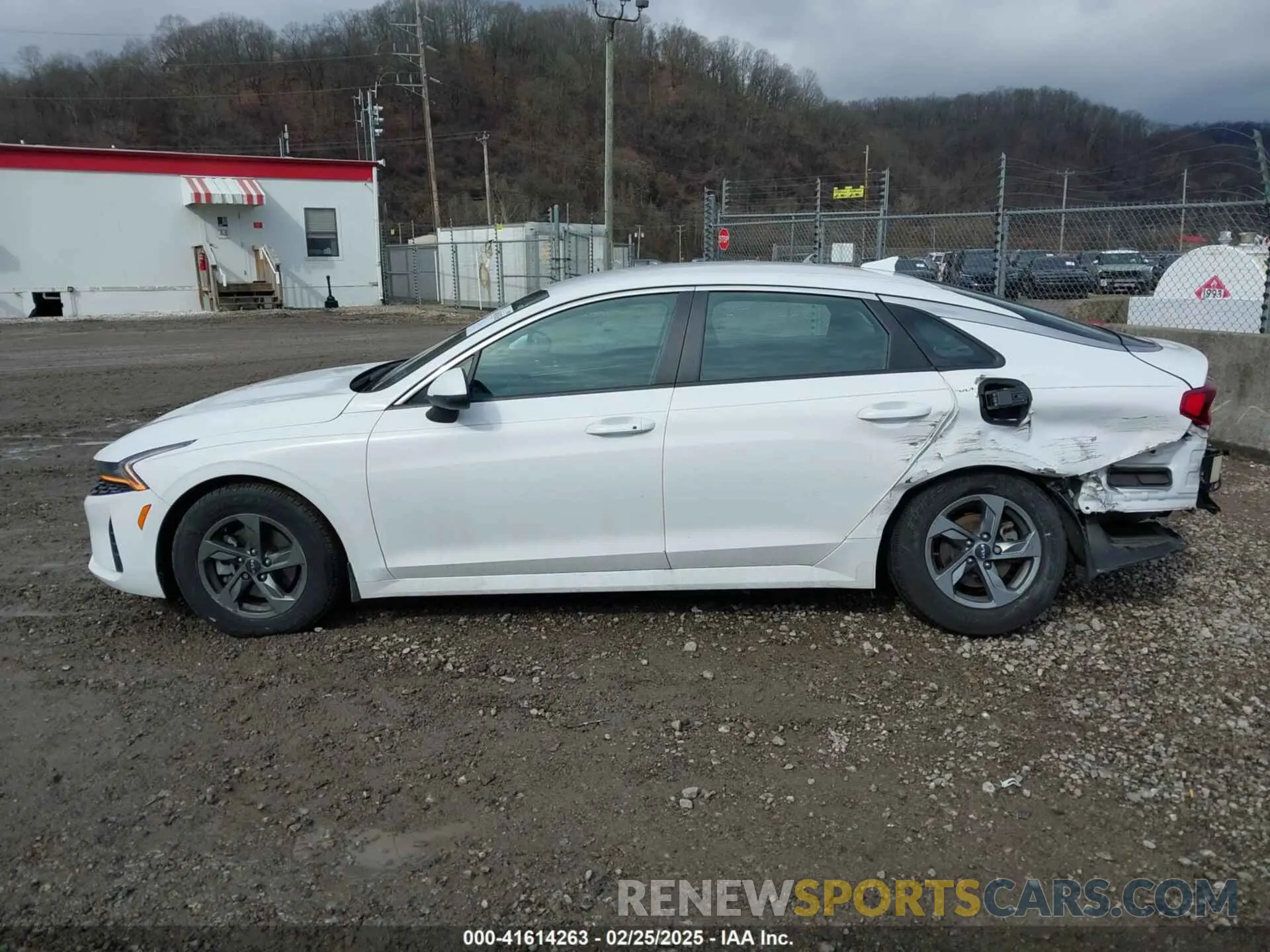 15 Photograph of a damaged car 5XXG14J26NG106106 KIA K5 2022