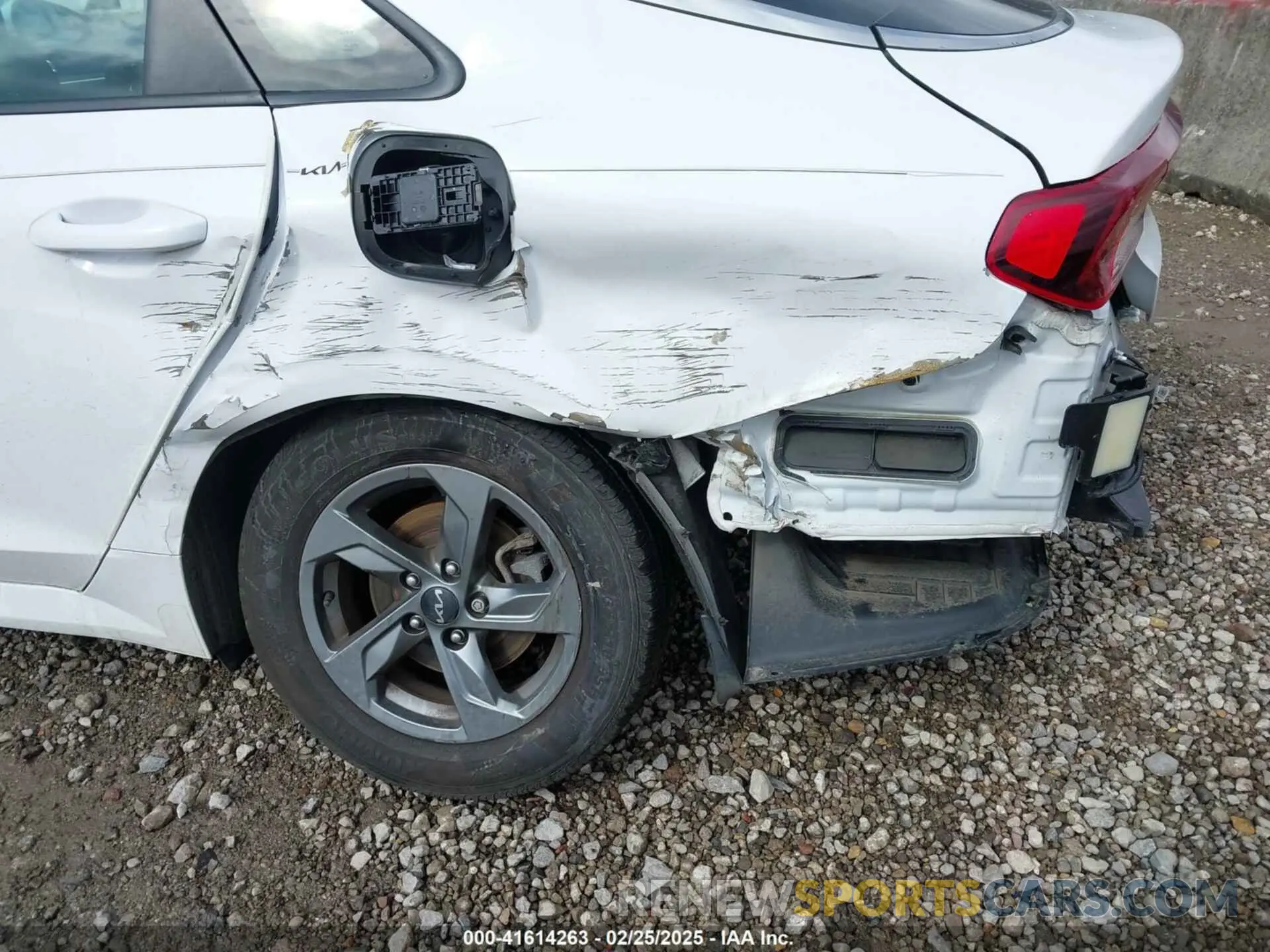 6 Photograph of a damaged car 5XXG14J26NG106106 KIA K5 2022