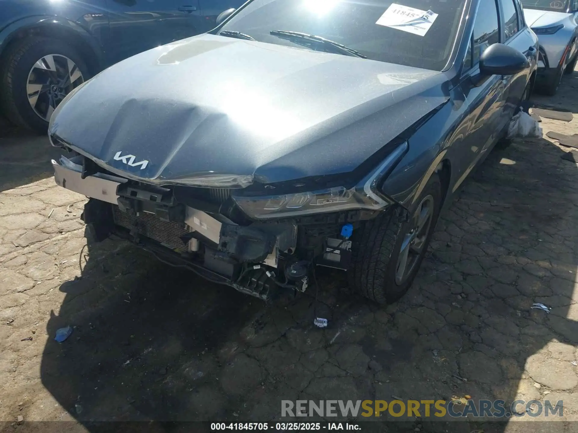 6 Photograph of a damaged car 5XXG14J26NG119907 KIA K5 2022