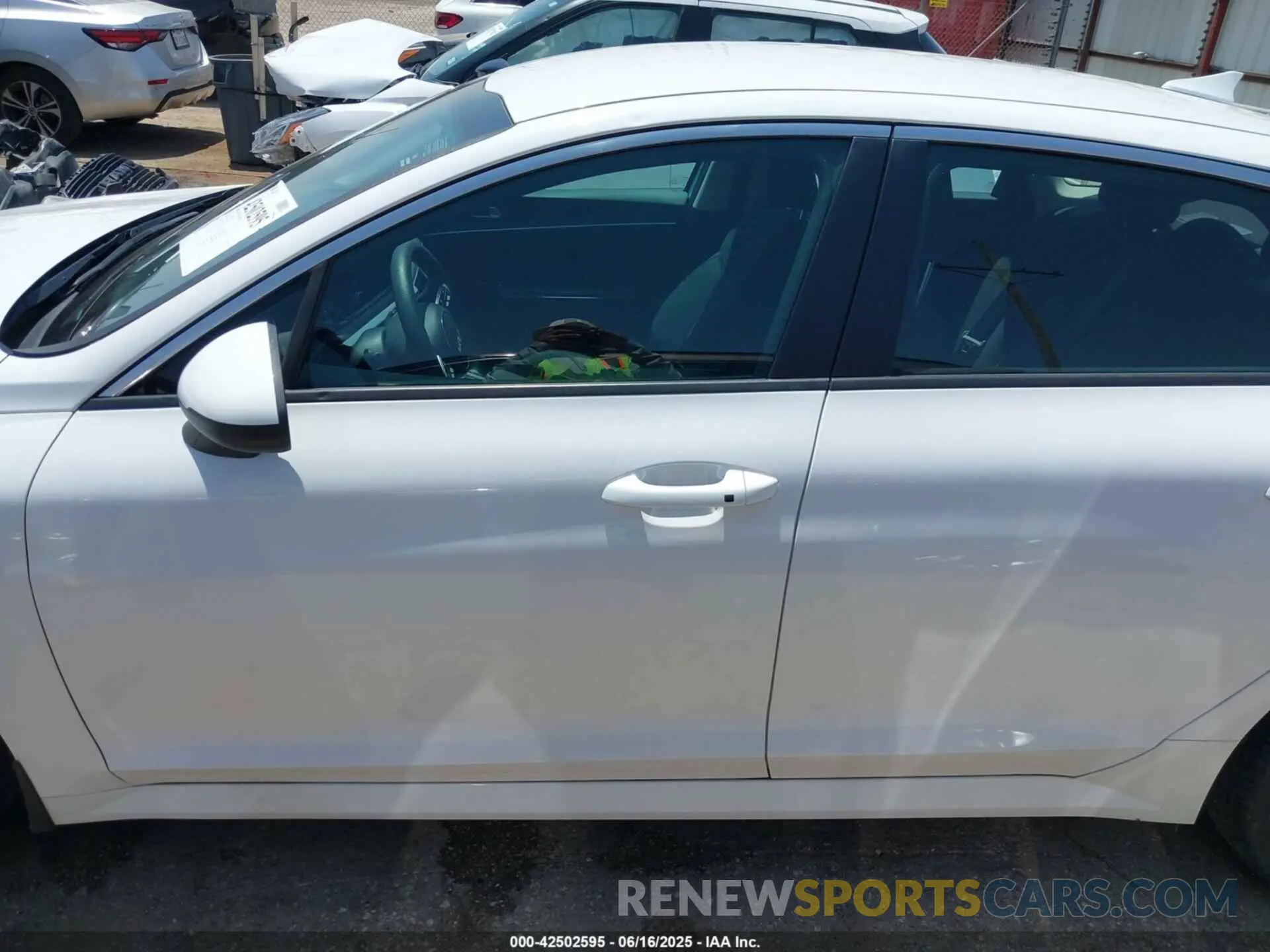 14 Photograph of a damaged car 5XXG14J26NG132284 KIA K5 2022