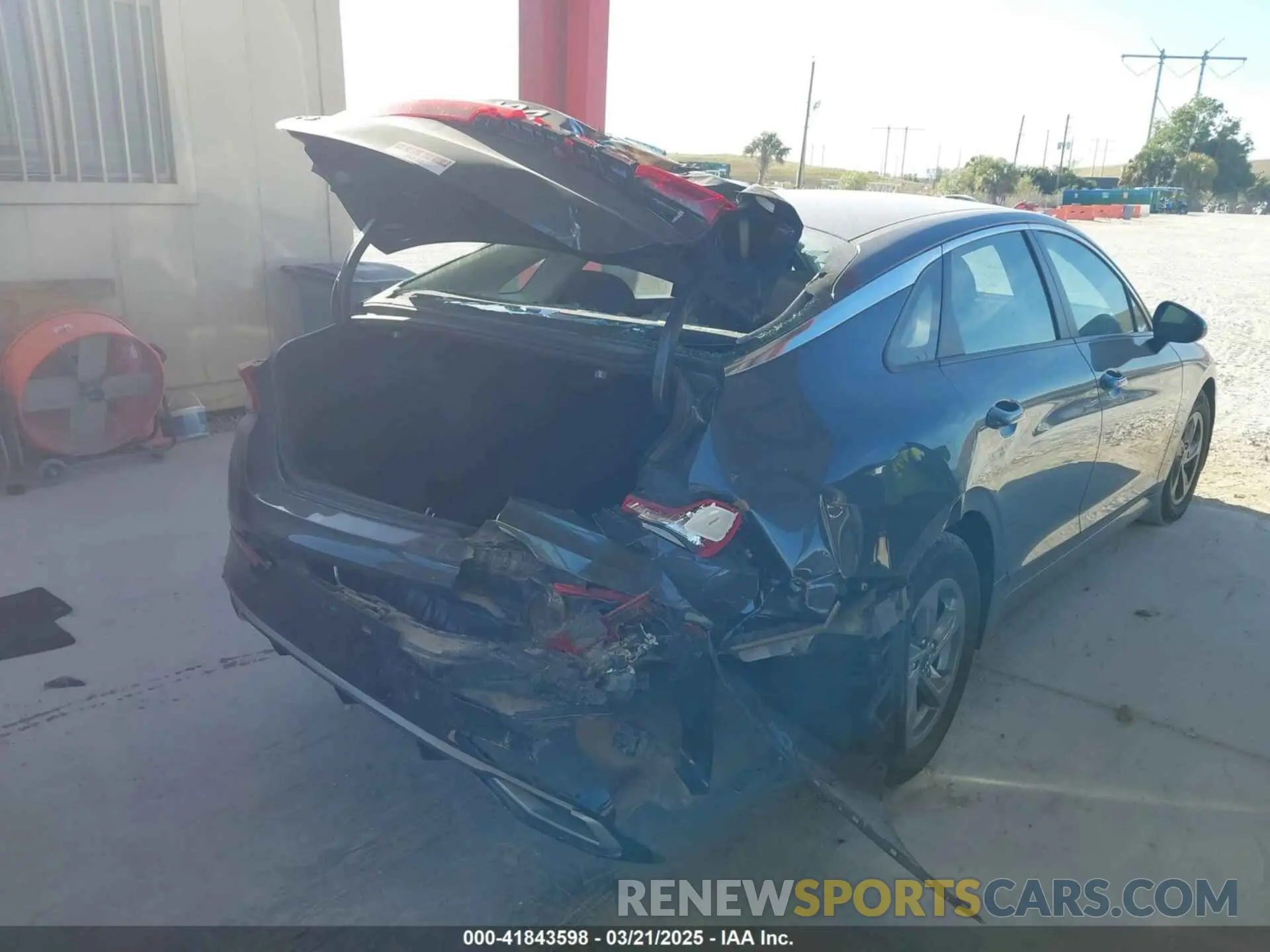 4 Photograph of a damaged car 5XXG14J26NG135699 KIA K5 2022