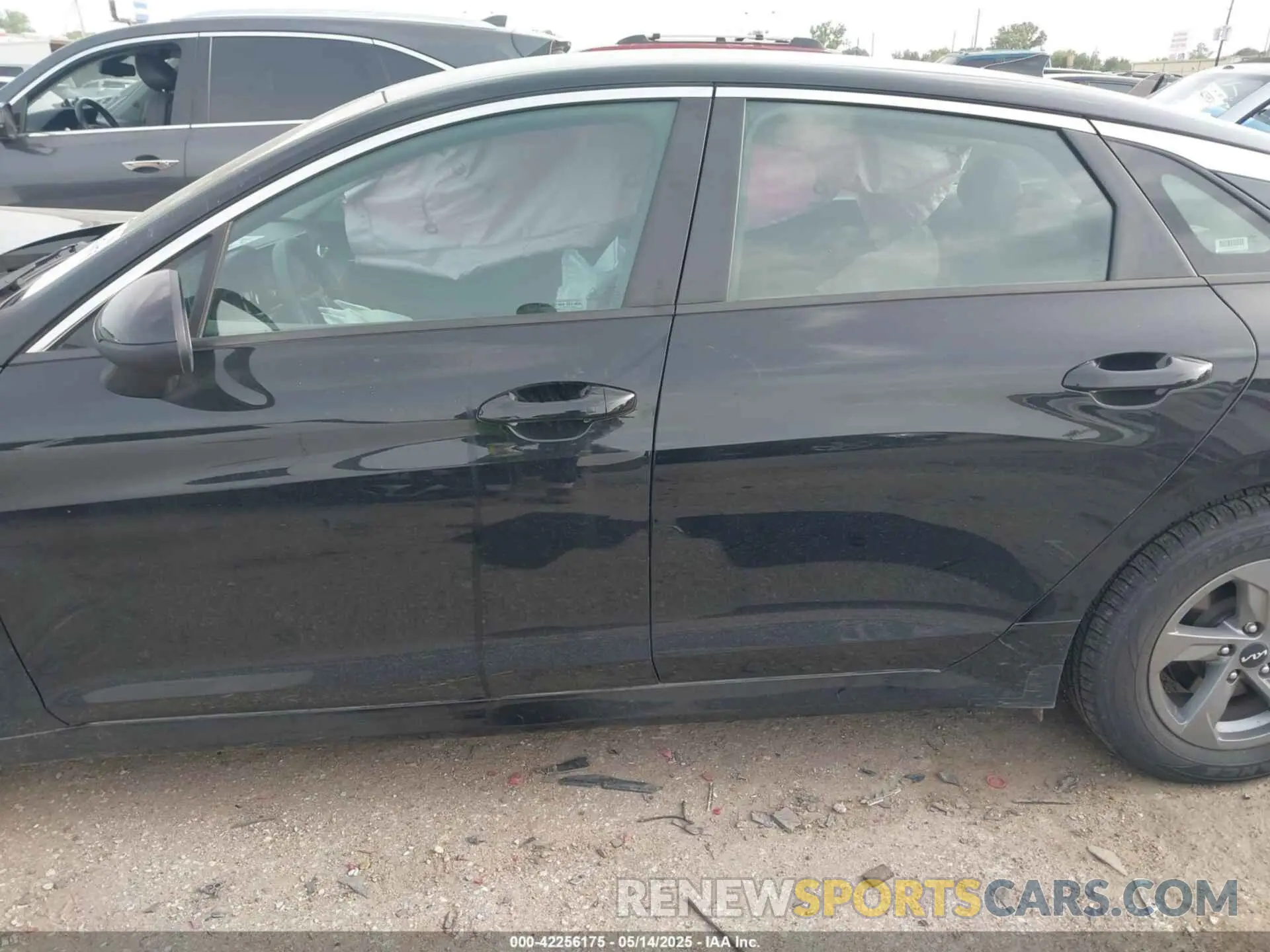 14 Photograph of a damaged car 5XXG14J27NG150860 KIA K5 2022