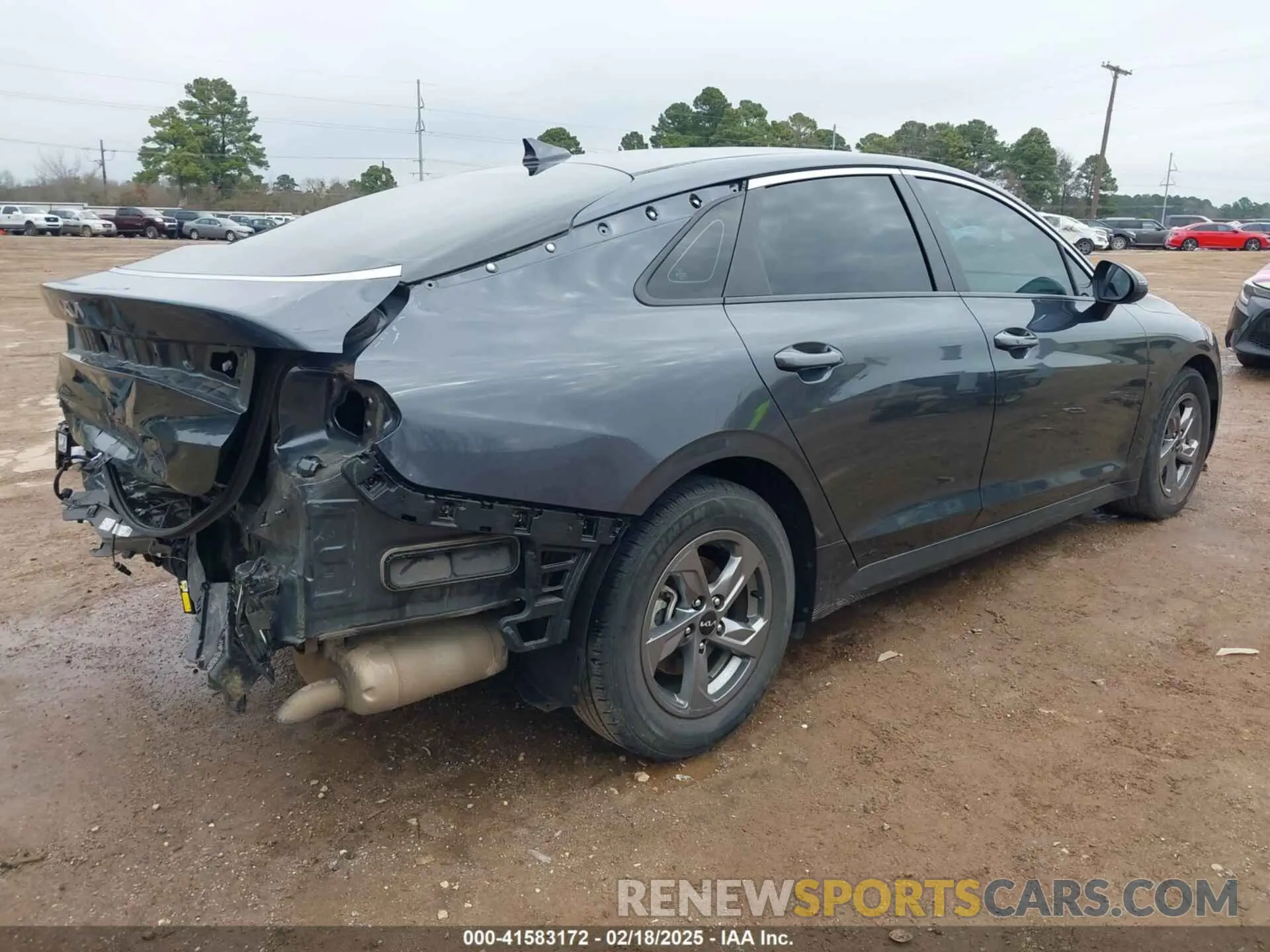 4 Photograph of a damaged car 5XXG14J28NG149412 KIA K5 2022