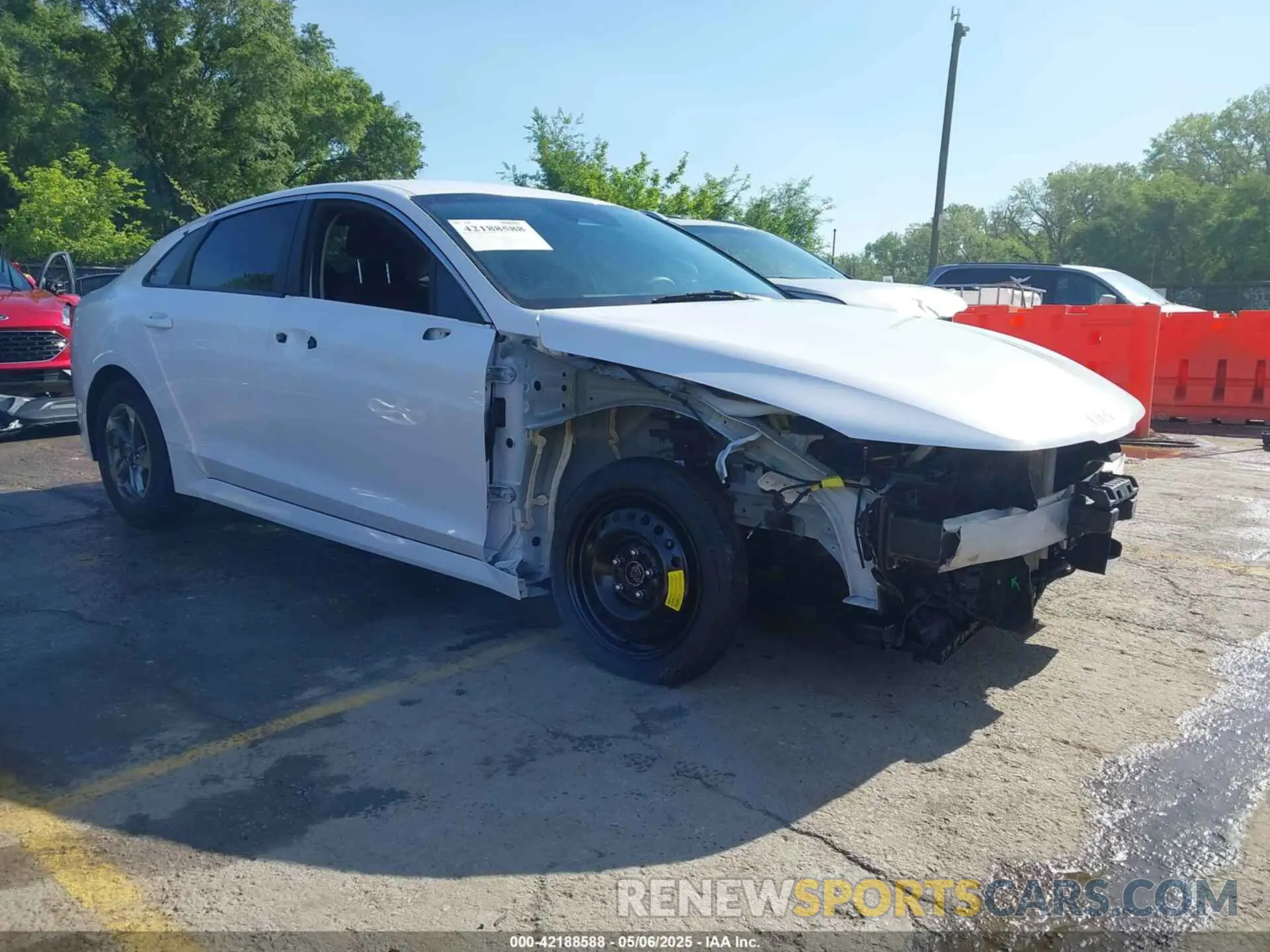 1 Photograph of a damaged car 5XXG14J29NG086773 KIA K5 2022