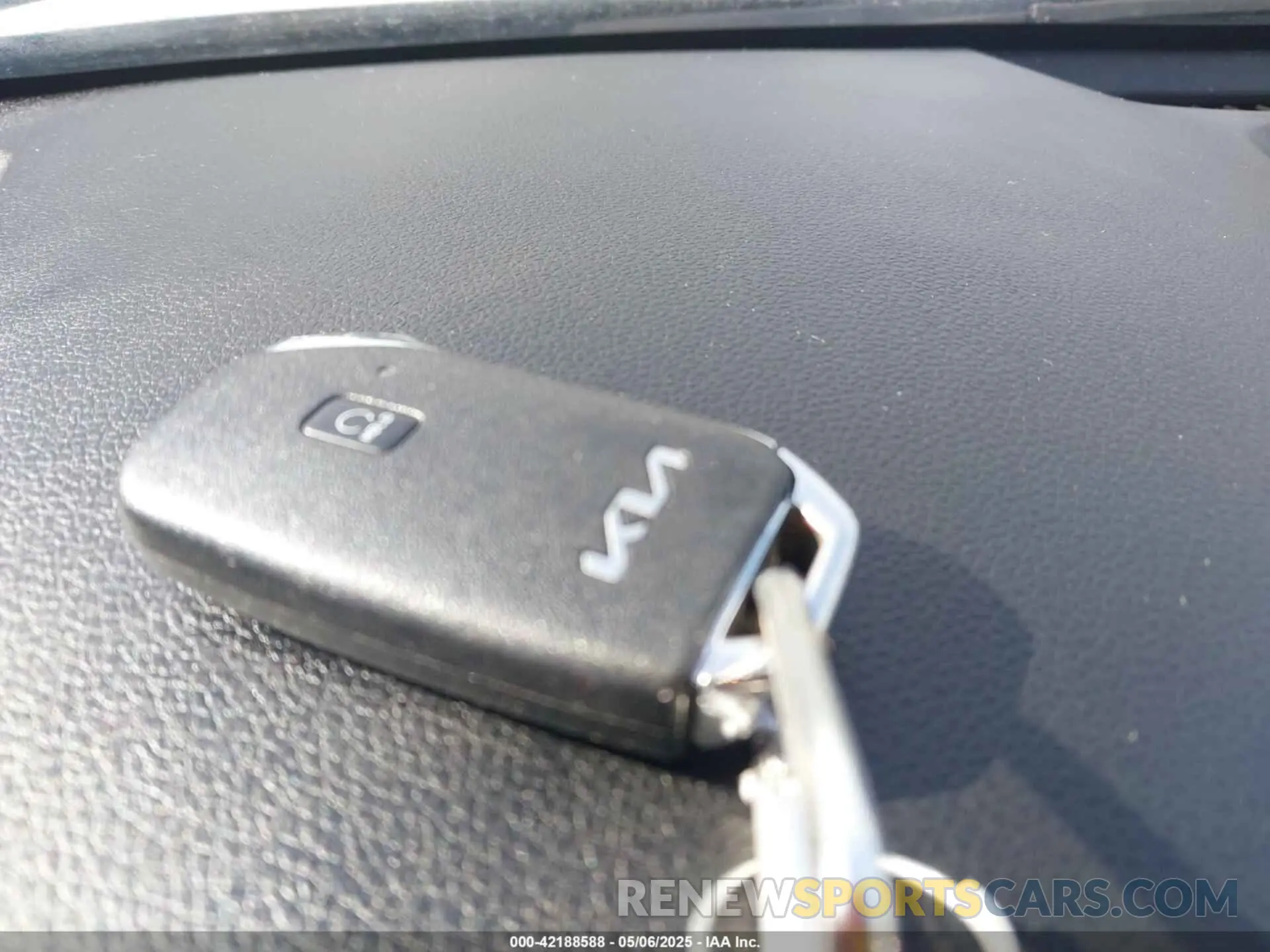 11 Photograph of a damaged car 5XXG14J29NG086773 KIA K5 2022