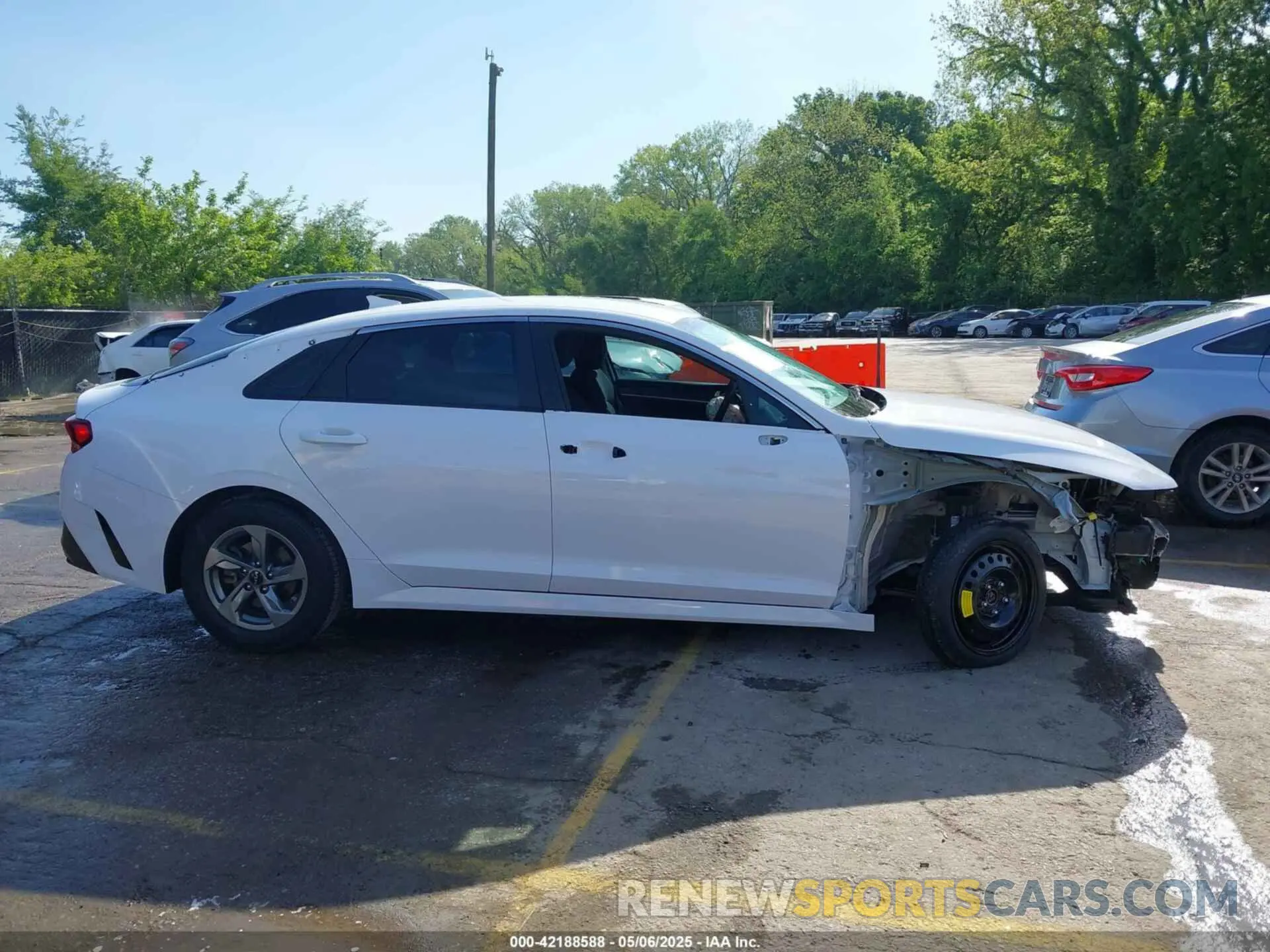14 Photograph of a damaged car 5XXG14J29NG086773 KIA K5 2022
