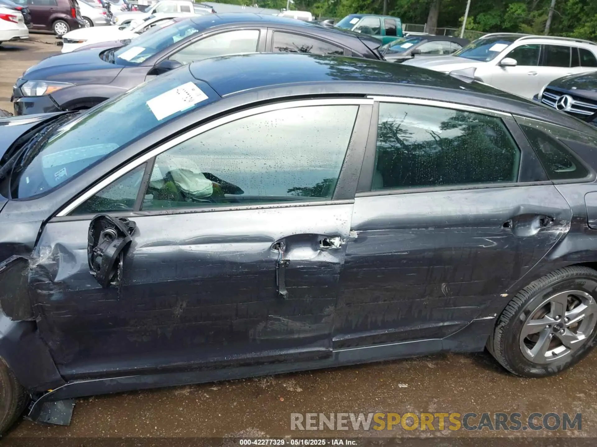 14 Photograph of a damaged car 5XXG14J29NG120064 KIA K5 2022