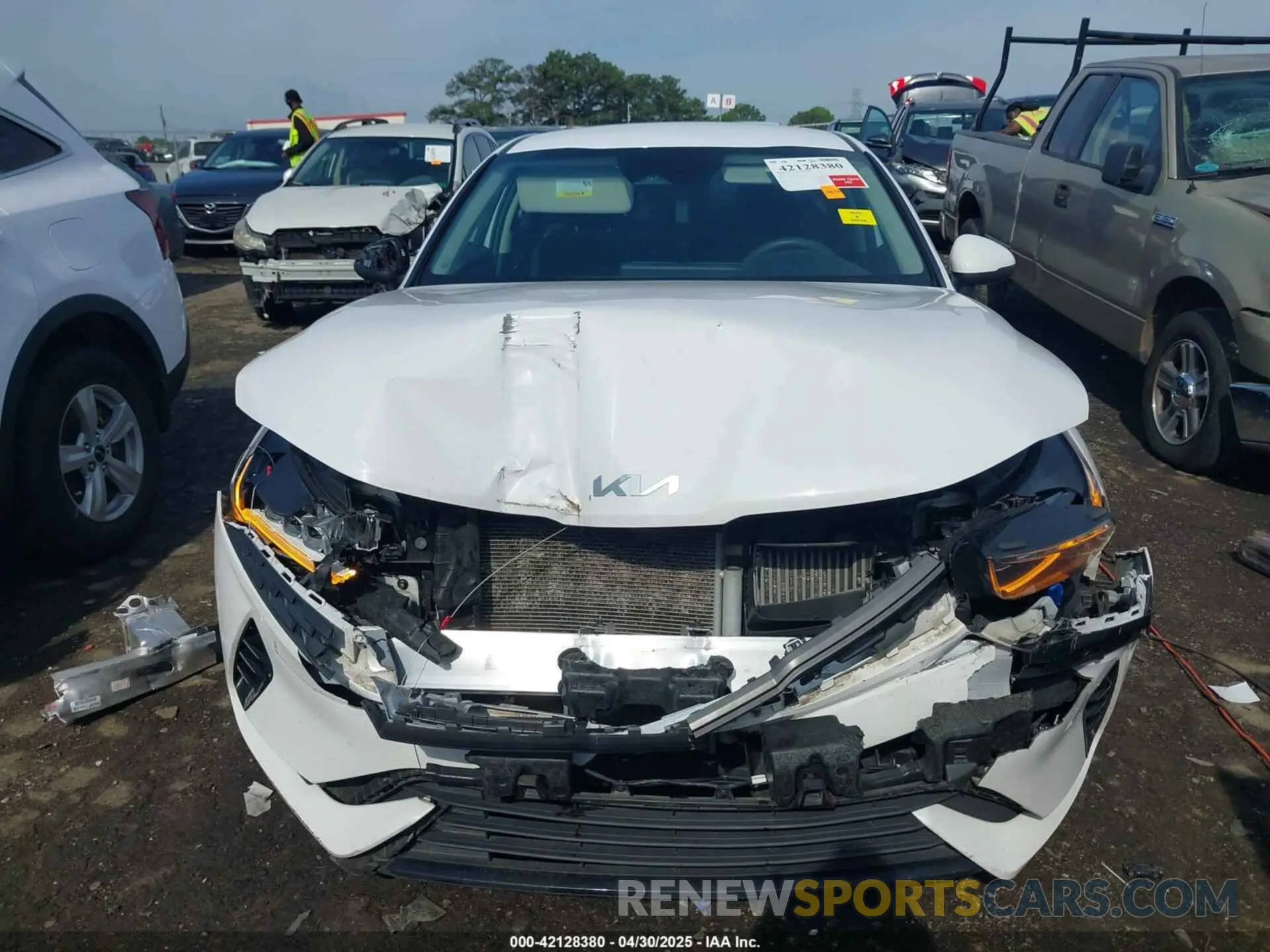 6 Photograph of a damaged car 5XXG14J29NG144624 KIA K5 2022