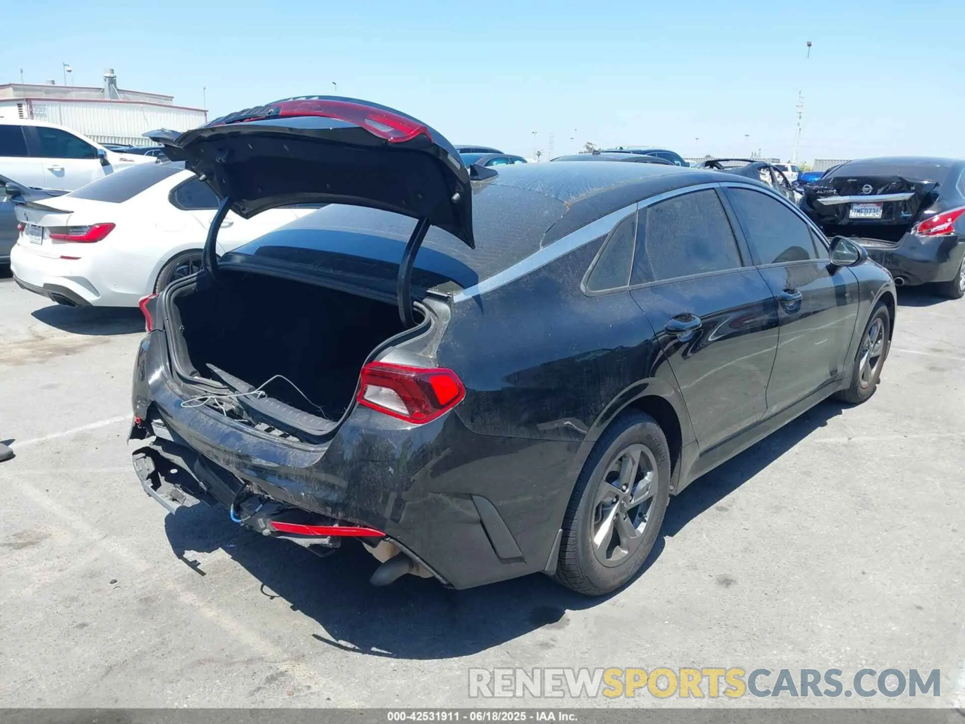 4 Photograph of a damaged car 5XXG24J20NG108642 KIA K5 2022