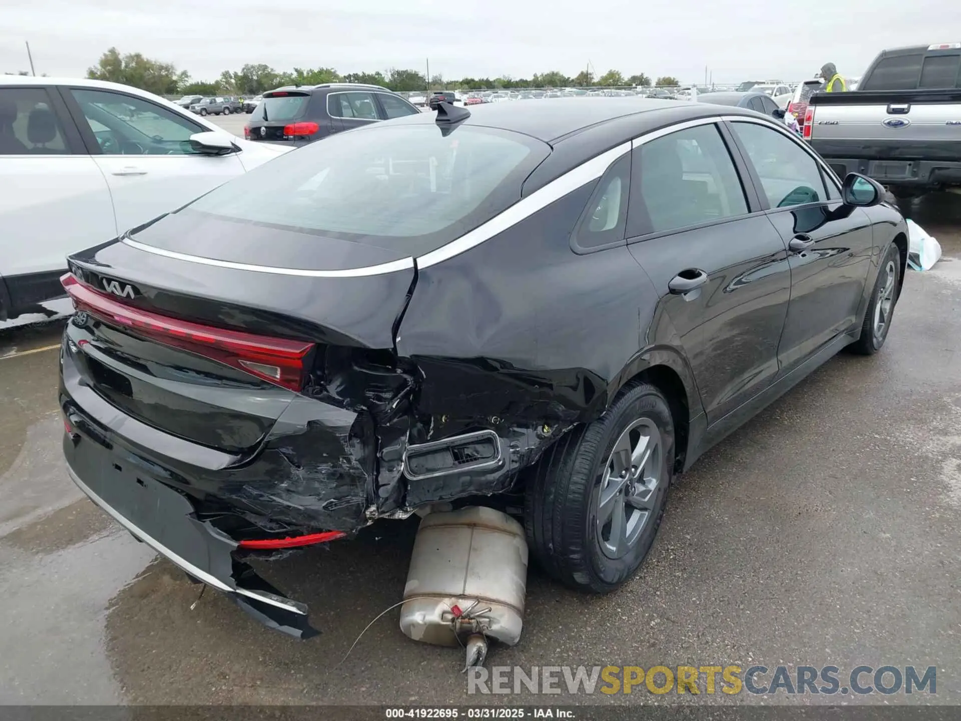 4 Photograph of a damaged car 5XXG24J27NG116589 KIA K5 2022