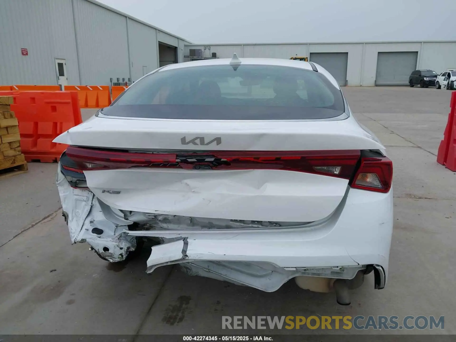 16 Photograph of a damaged car 5XXG24J29NG106985 KIA K5 2022