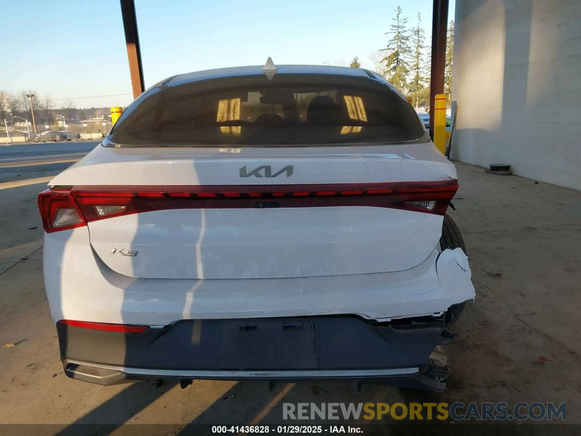16 Photograph of a damaged car 5XXG24J2XNG083460 KIA K5 2022