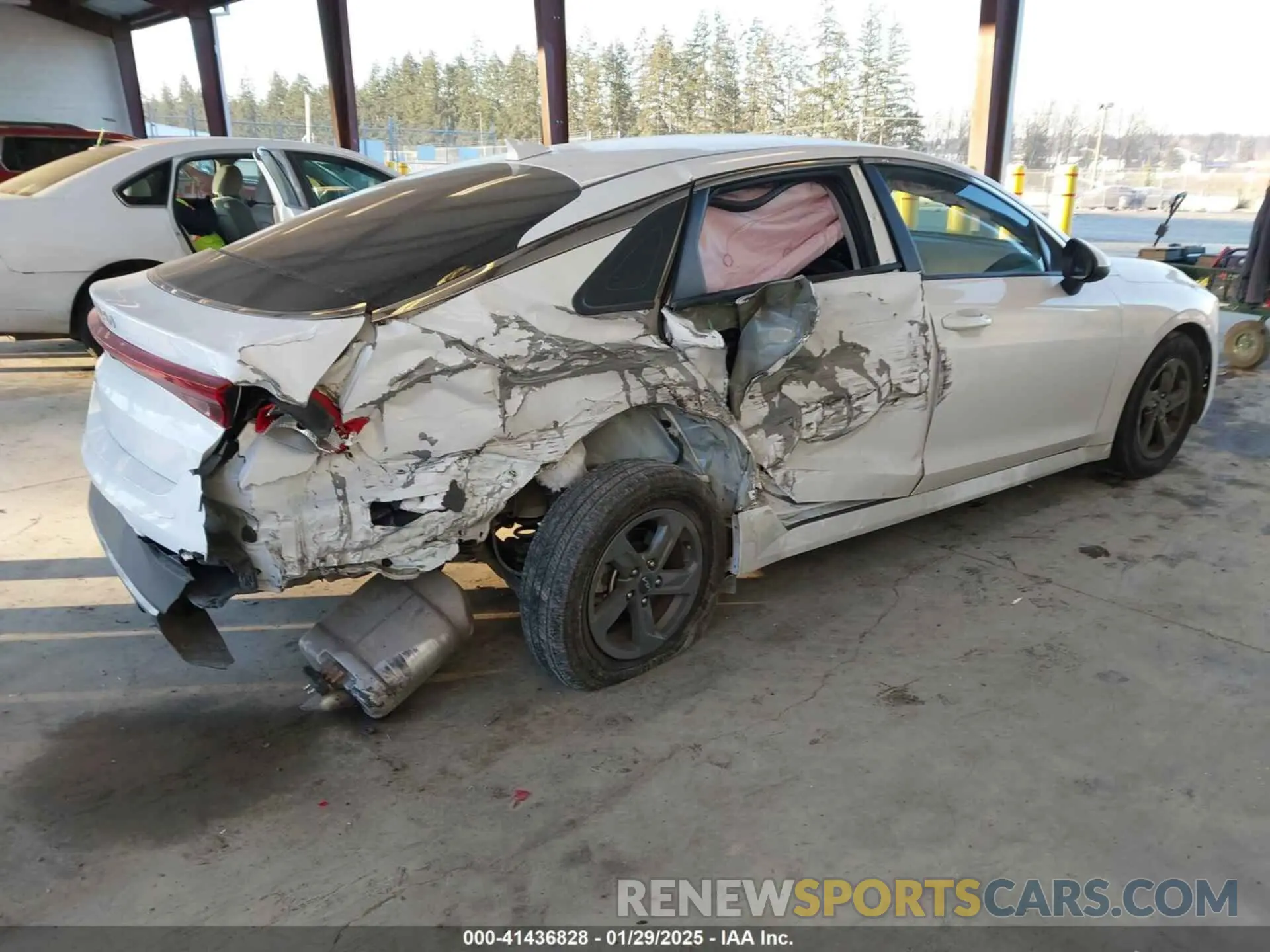 4 Photograph of a damaged car 5XXG24J2XNG083460 KIA K5 2022