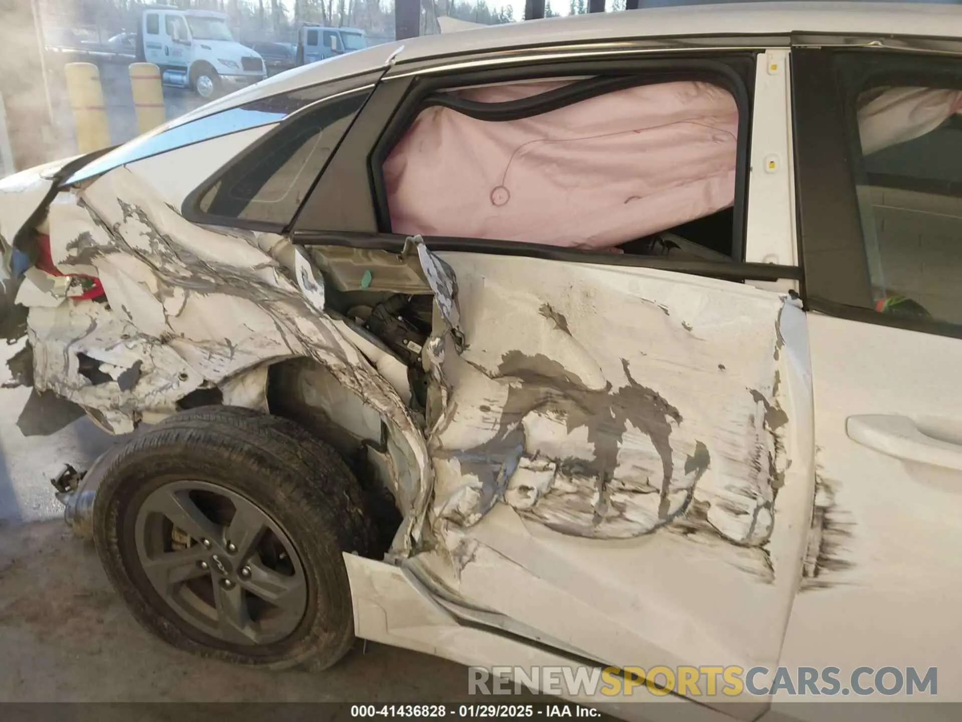 6 Photograph of a damaged car 5XXG24J2XNG083460 KIA K5 2022