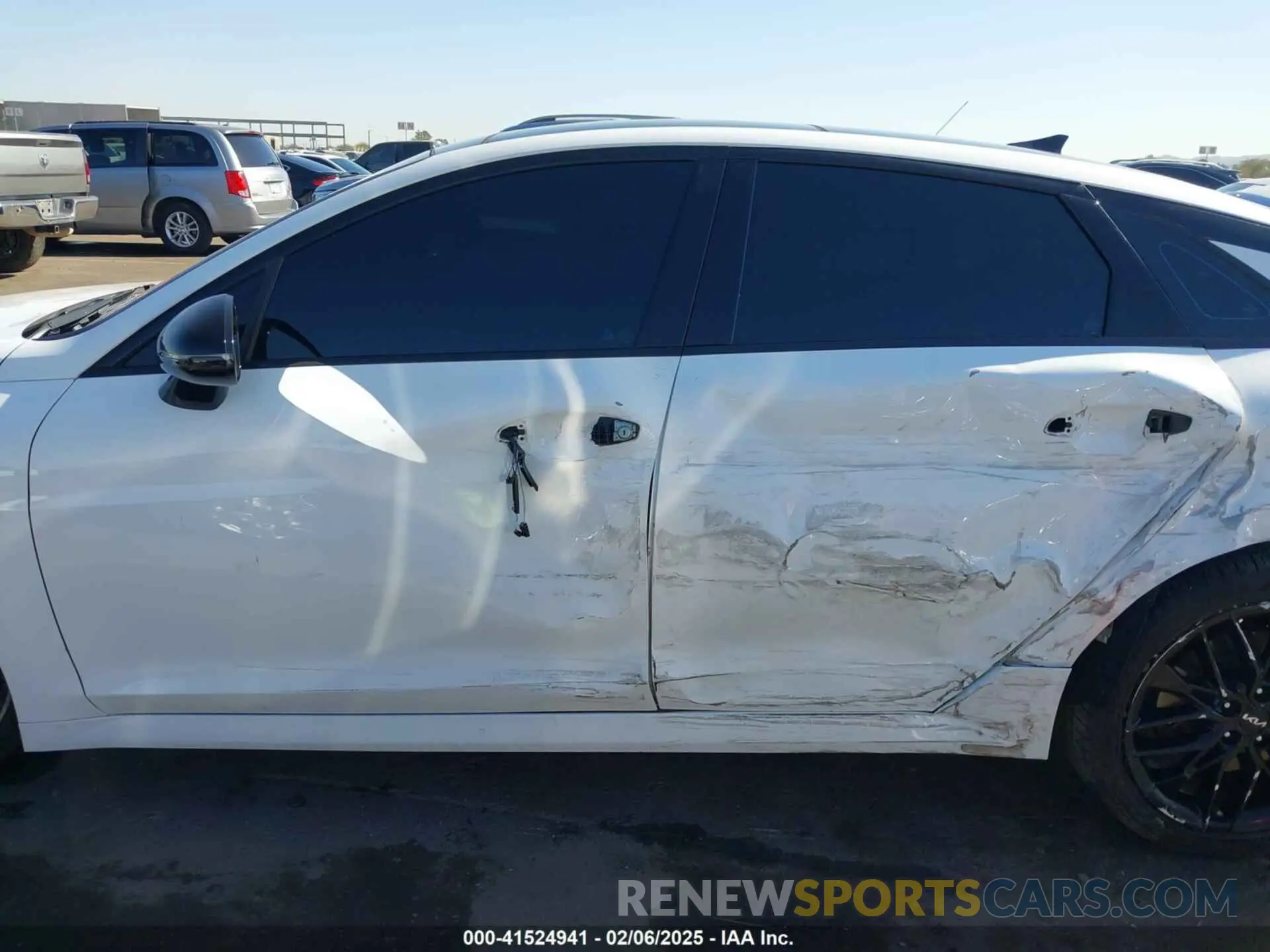 14 Photograph of a damaged car 5XXG44J87NG153642 KIA K5 2022