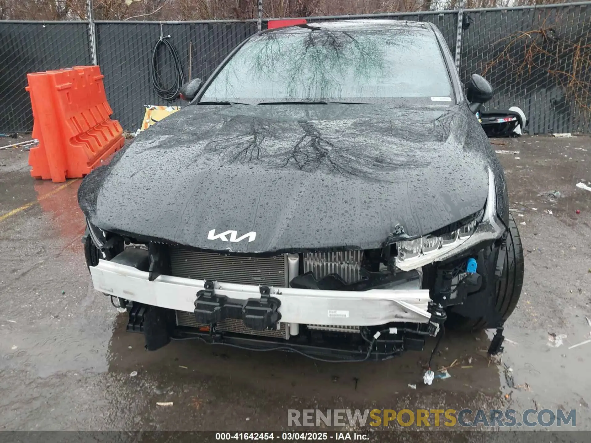 6 Photograph of a damaged car 5XXG64J20NG155965 KIA K5 2022