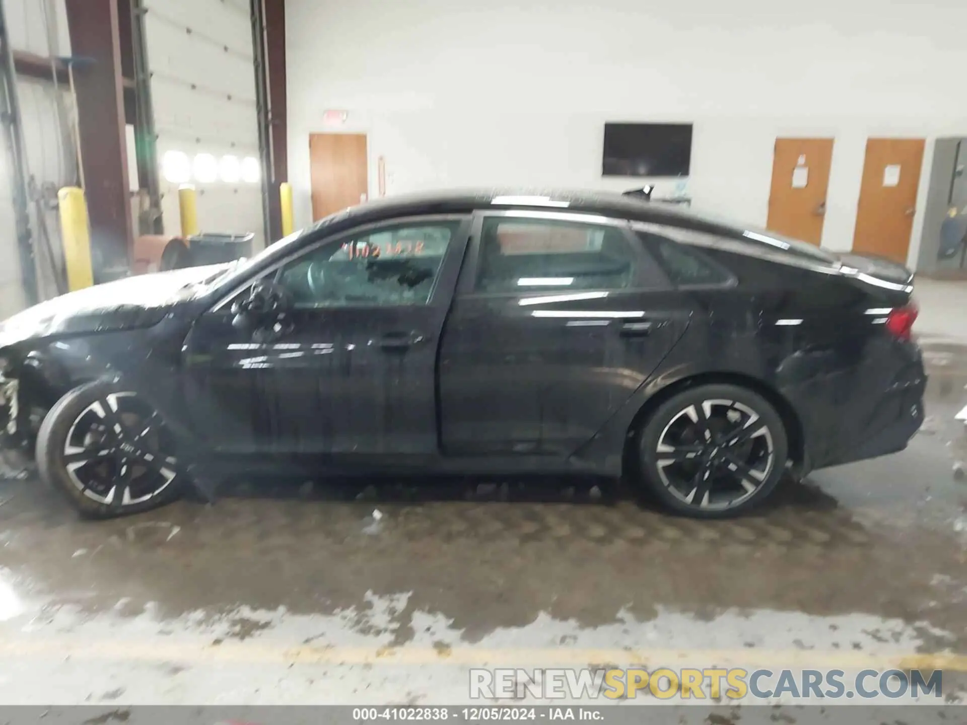 14 Photograph of a damaged car 5XXG64J20NG165685 KIA K5 2022