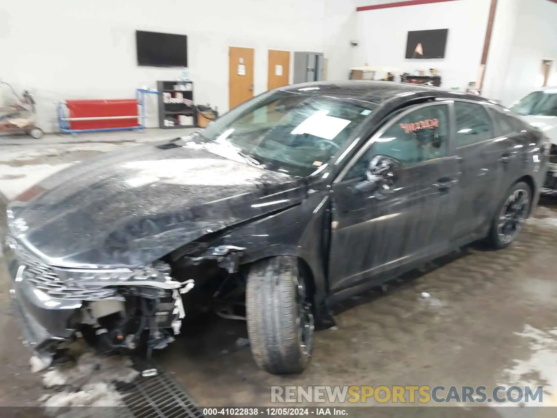 2 Photograph of a damaged car 5XXG64J20NG165685 KIA K5 2022