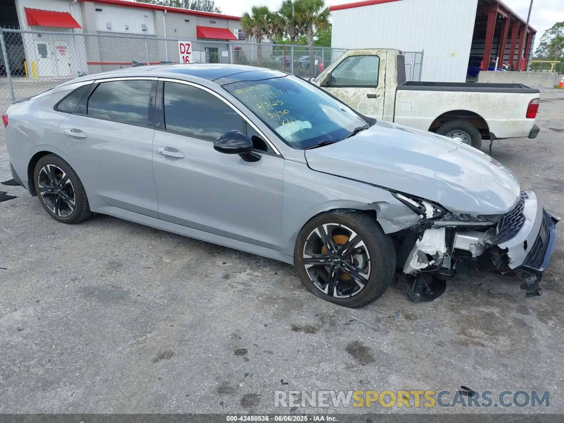 1 Photograph of a damaged car 5XXG64J21NG082945 KIA K5 2022