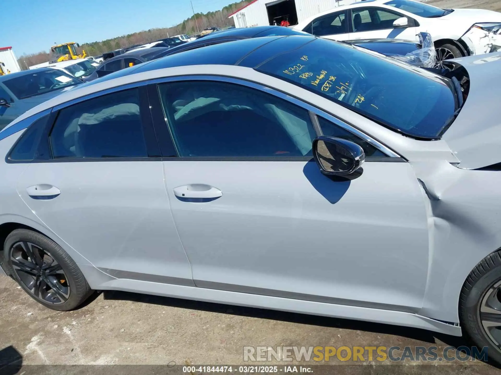14 Photograph of a damaged car 5XXG64J21NG116575 KIA K5 2022