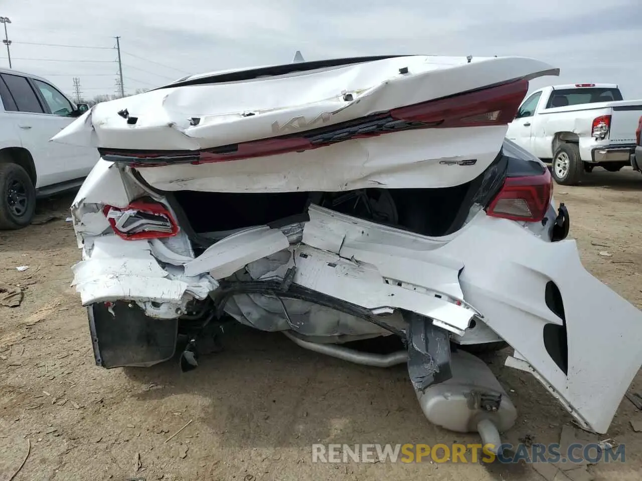 6 Photograph of a damaged car 5XXG64J21NG165162 KIA K5 2022
