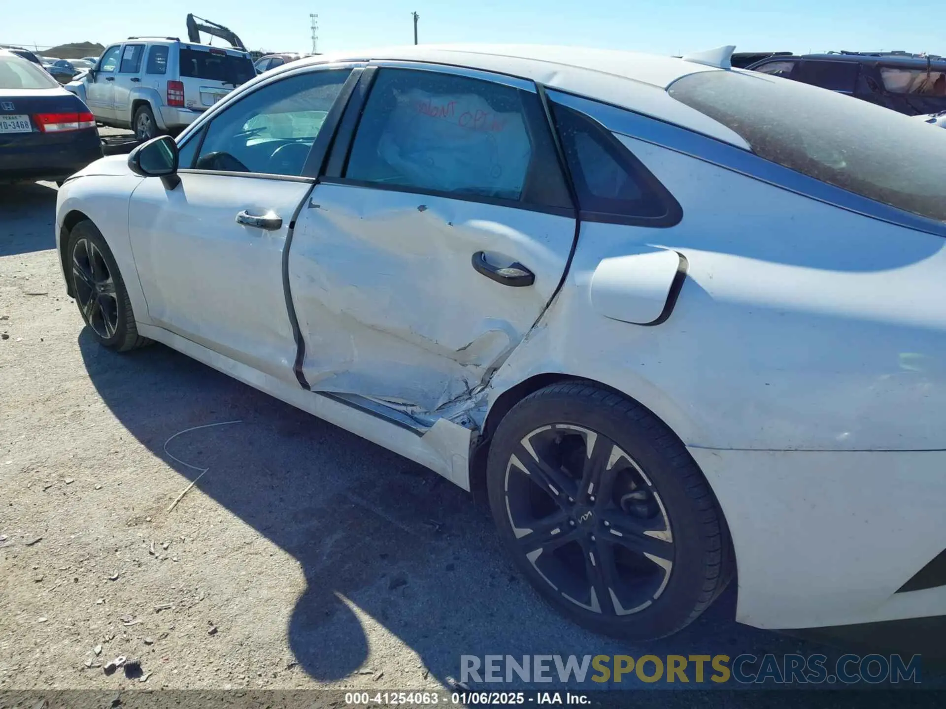 6 Photograph of a damaged car 5XXG64J23NG102967 KIA K5 2022