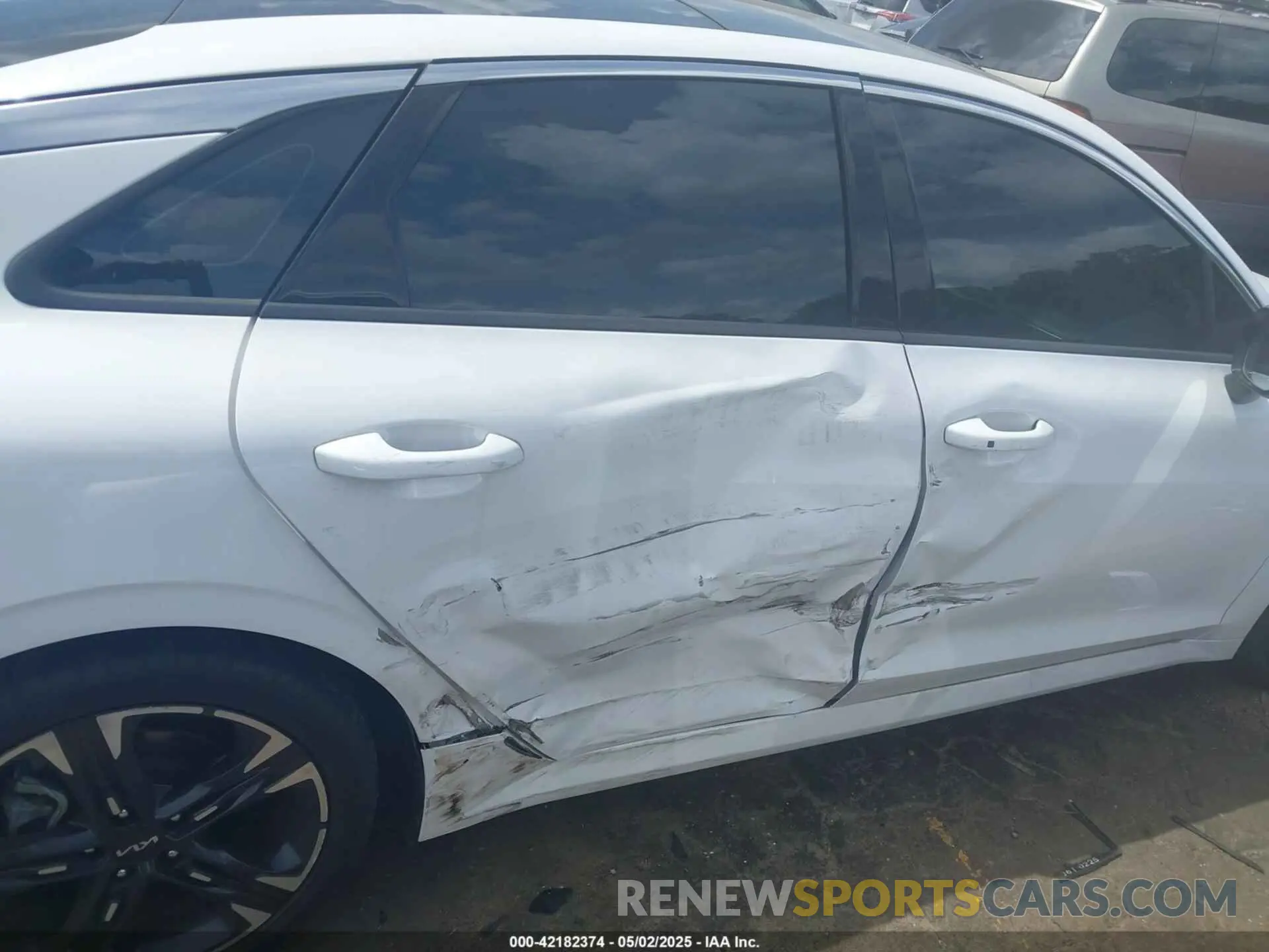 6 Photograph of a damaged car 5XXG64J23NG128582 KIA K5 2022