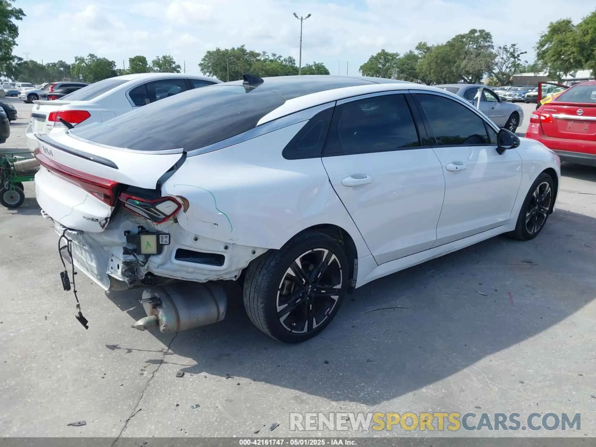 4 Photograph of a damaged car 5XXG64J24NG114772 KIA K5 2022