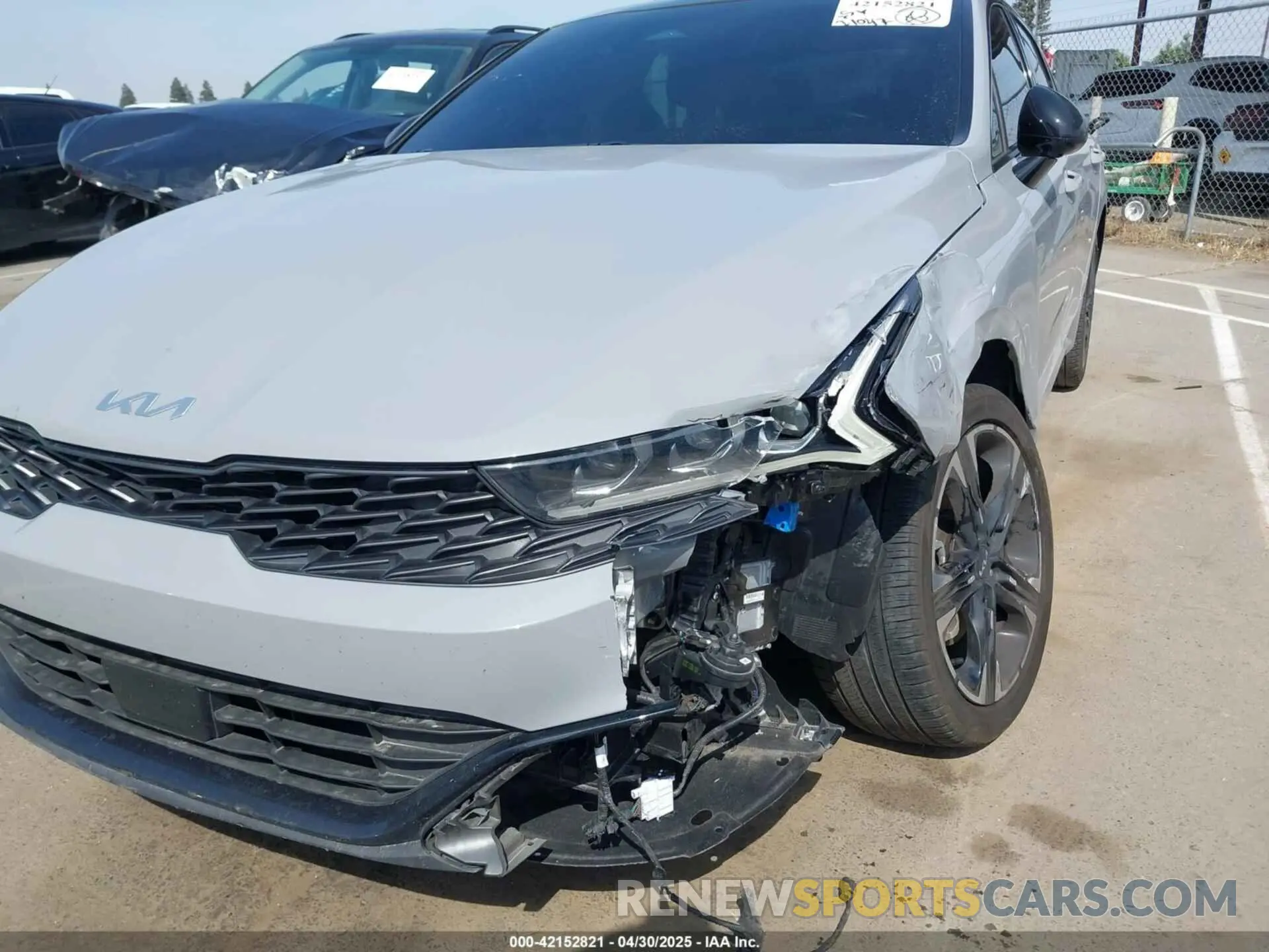 17 Photograph of a damaged car 5XXG64J24NG124203 KIA K5 2022