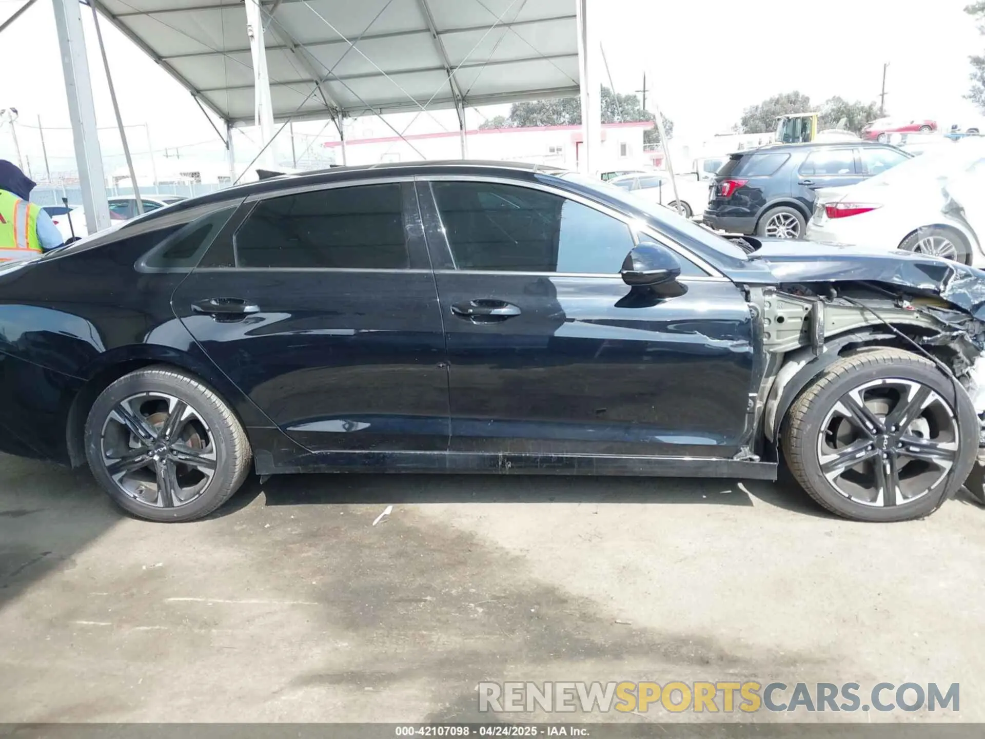 14 Photograph of a damaged car 5XXG64J25NG100055 KIA K5 2022