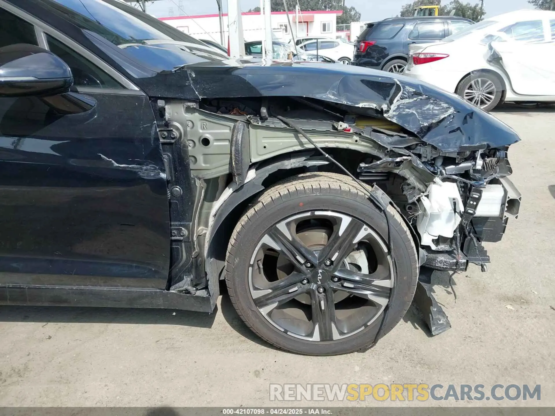 18 Photograph of a damaged car 5XXG64J25NG100055 KIA K5 2022