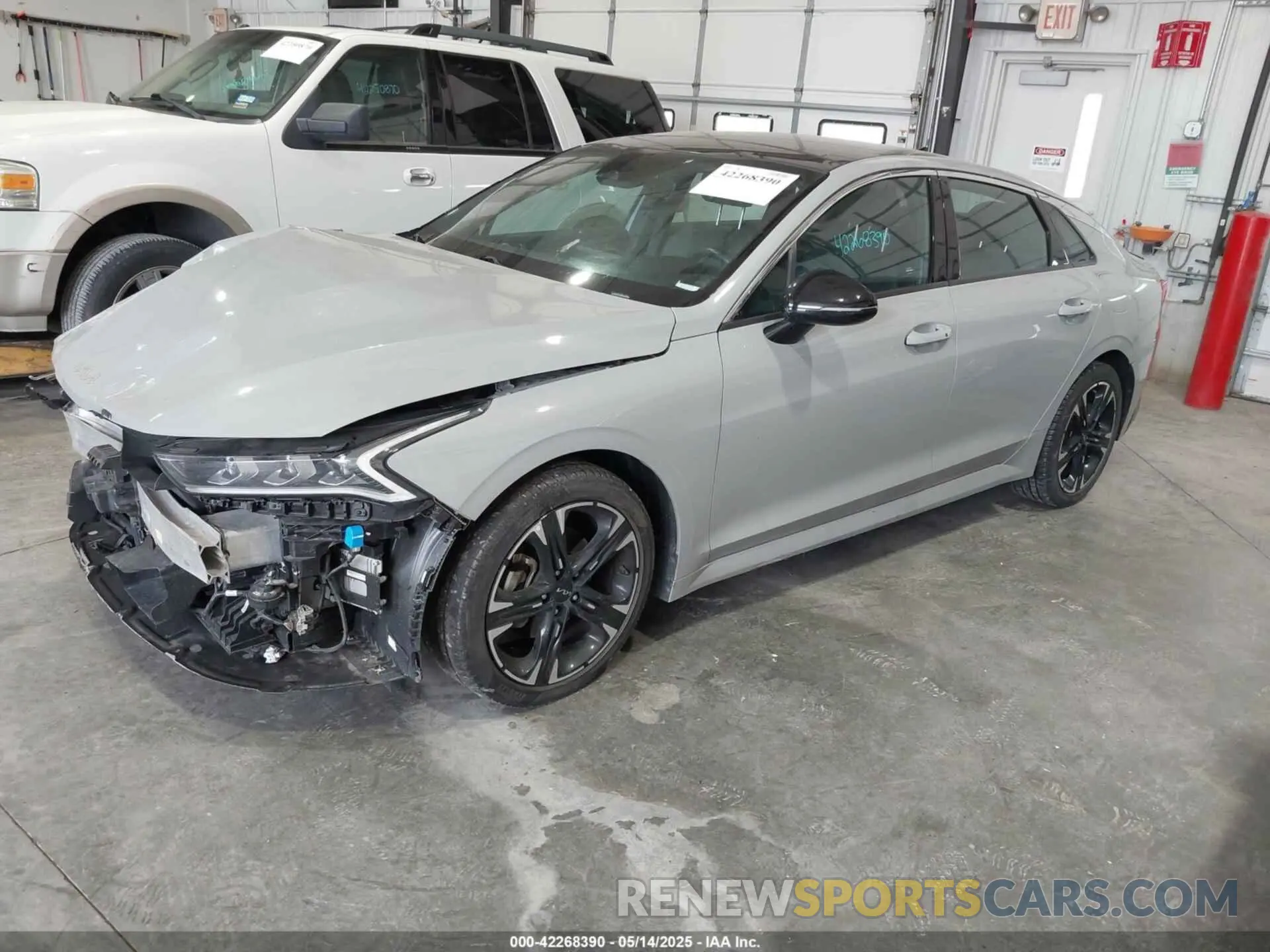 2 Photograph of a damaged car 5XXG64J25NG110049 KIA K5 2022