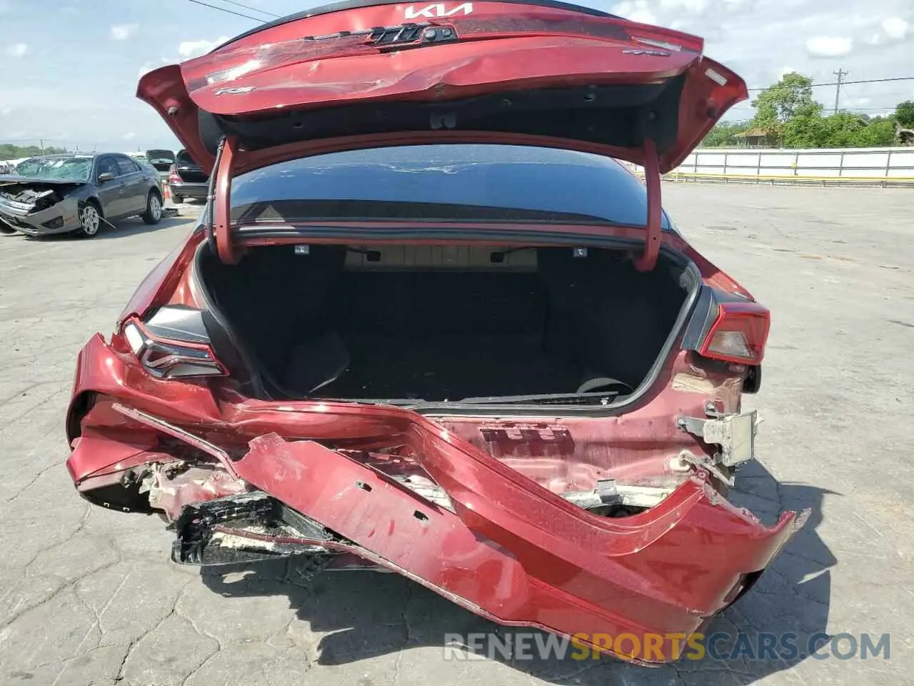 6 Photograph of a damaged car 5XXG64J26NG090135 KIA K5 2022