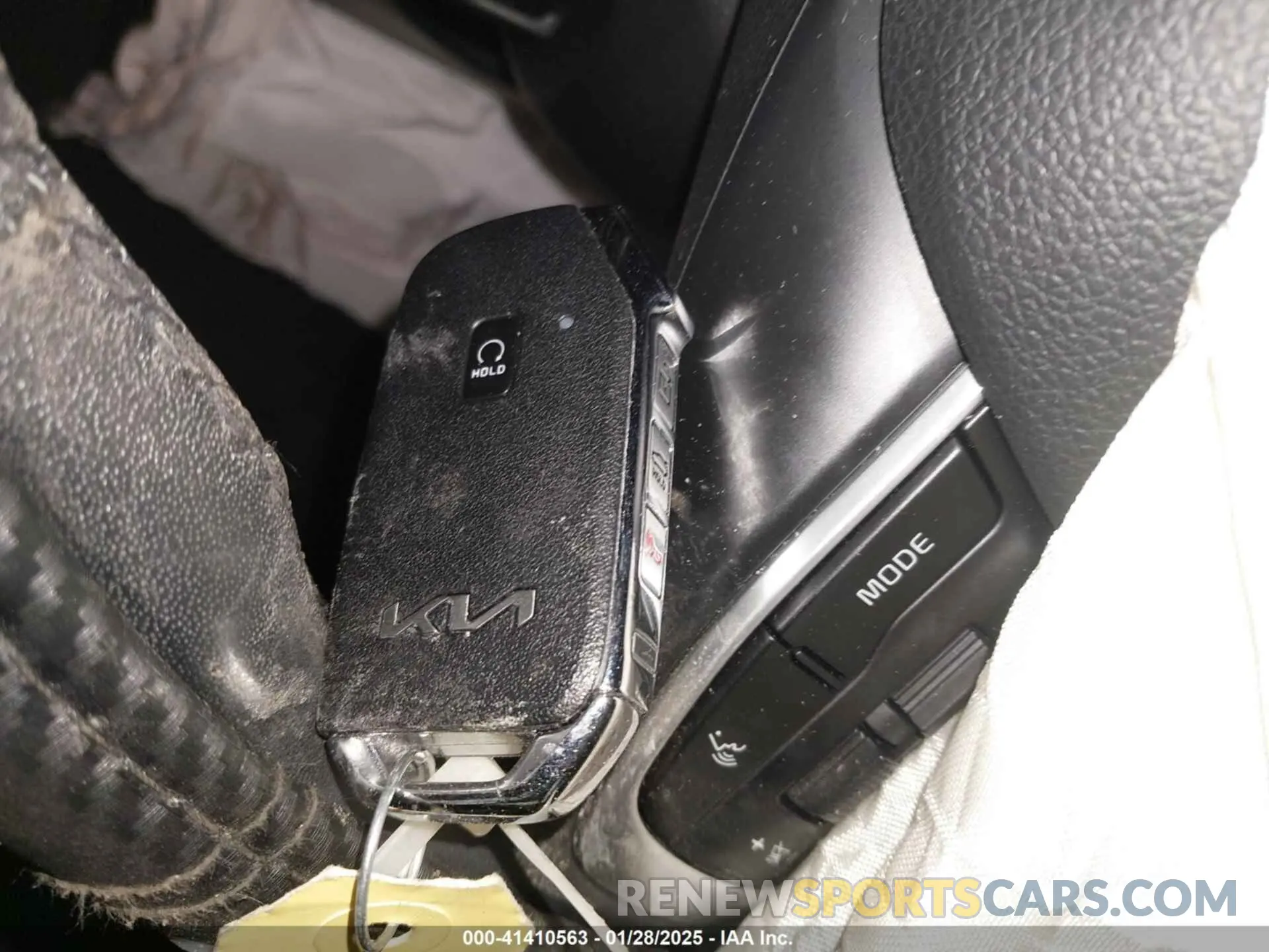11 Photograph of a damaged car 5XXG64J26NG132254 KIA K5 2022