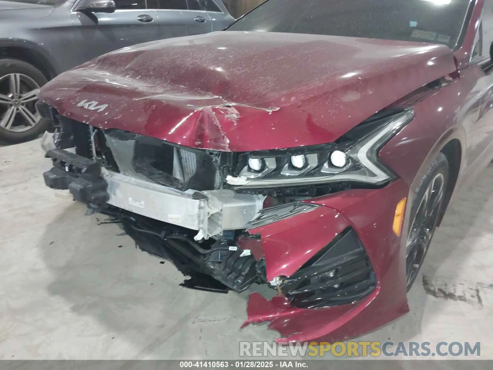 17 Photograph of a damaged car 5XXG64J26NG132254 KIA K5 2022