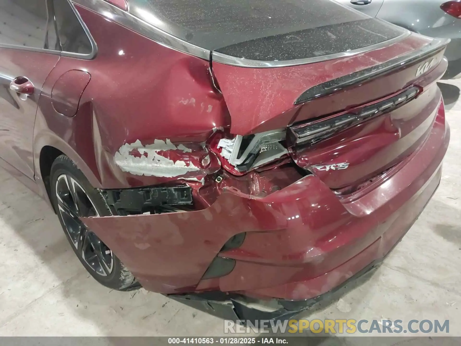 19 Photograph of a damaged car 5XXG64J26NG132254 KIA K5 2022