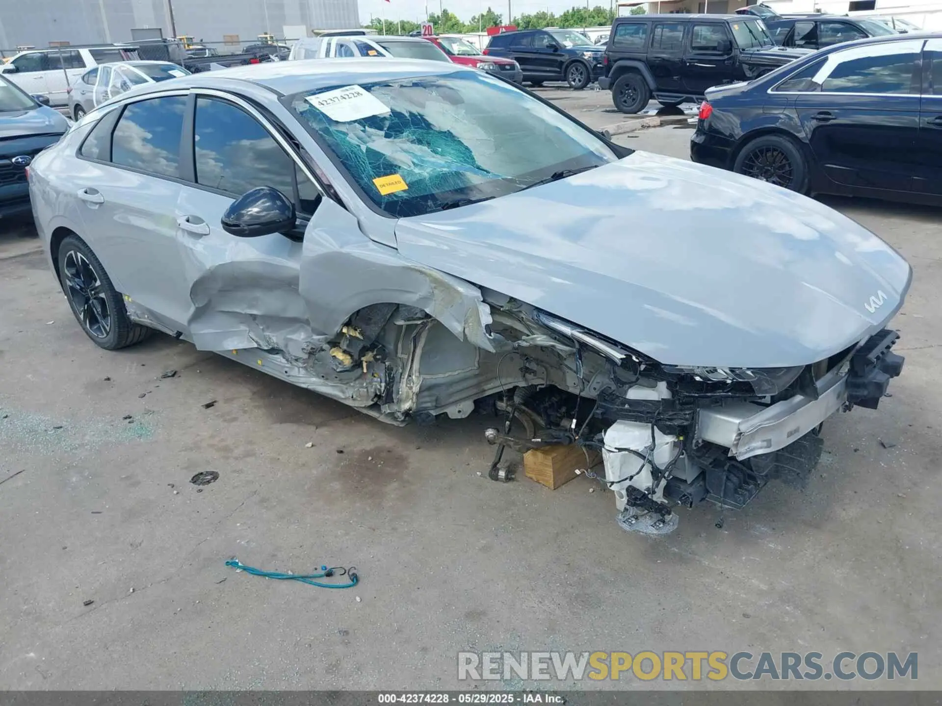 1 Photograph of a damaged car 5XXG64J26NG142749 KIA K5 2022