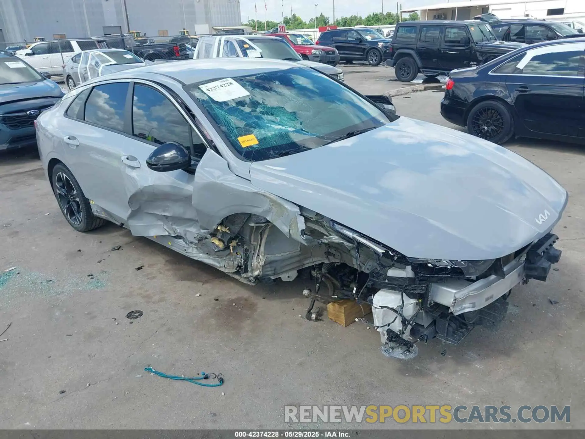 17 Photograph of a damaged car 5XXG64J26NG142749 KIA K5 2022