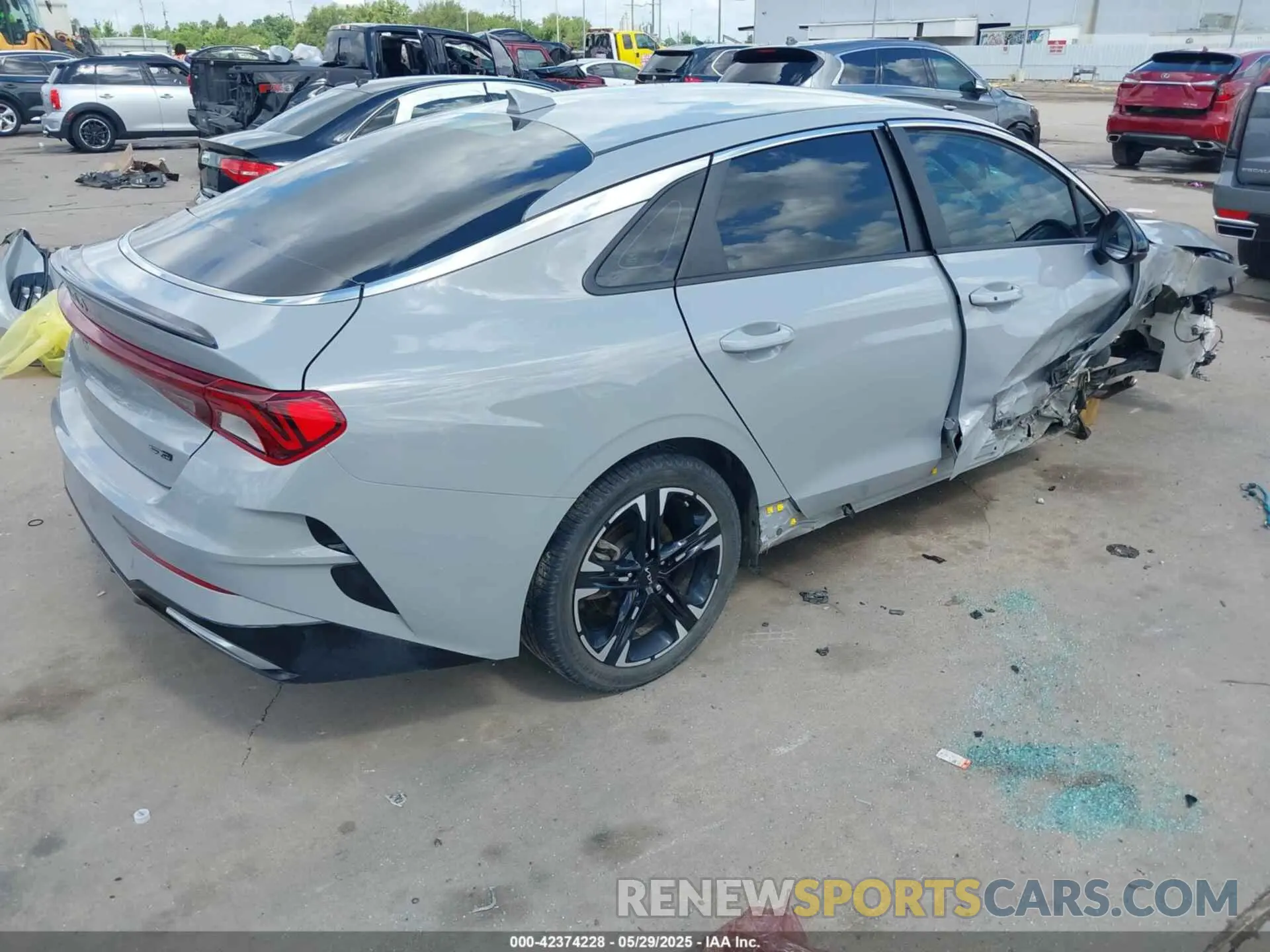 4 Photograph of a damaged car 5XXG64J26NG142749 KIA K5 2022